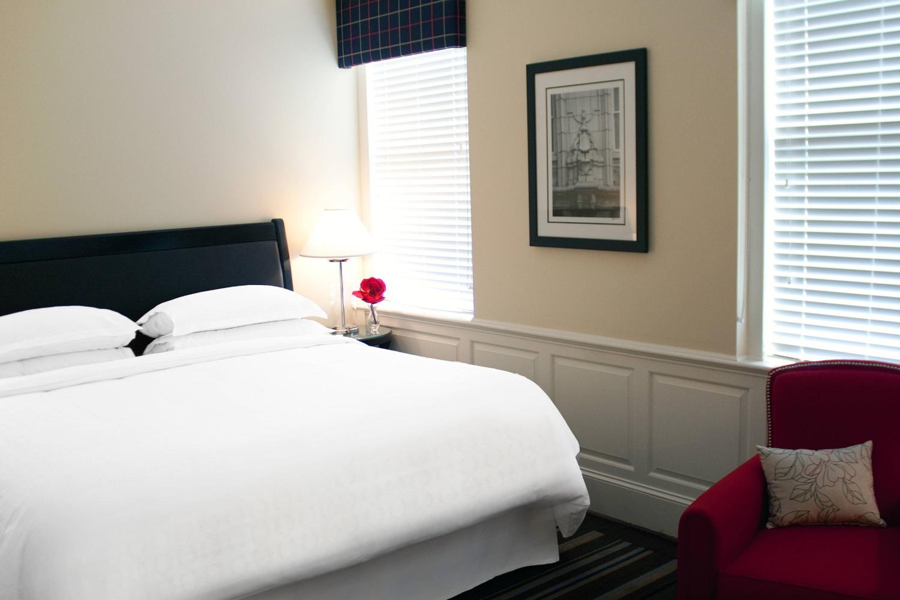 Club lounge access, Guest room, 1 King (Mobility &amp; Hearing Accessible w/ Roll-in Shower)