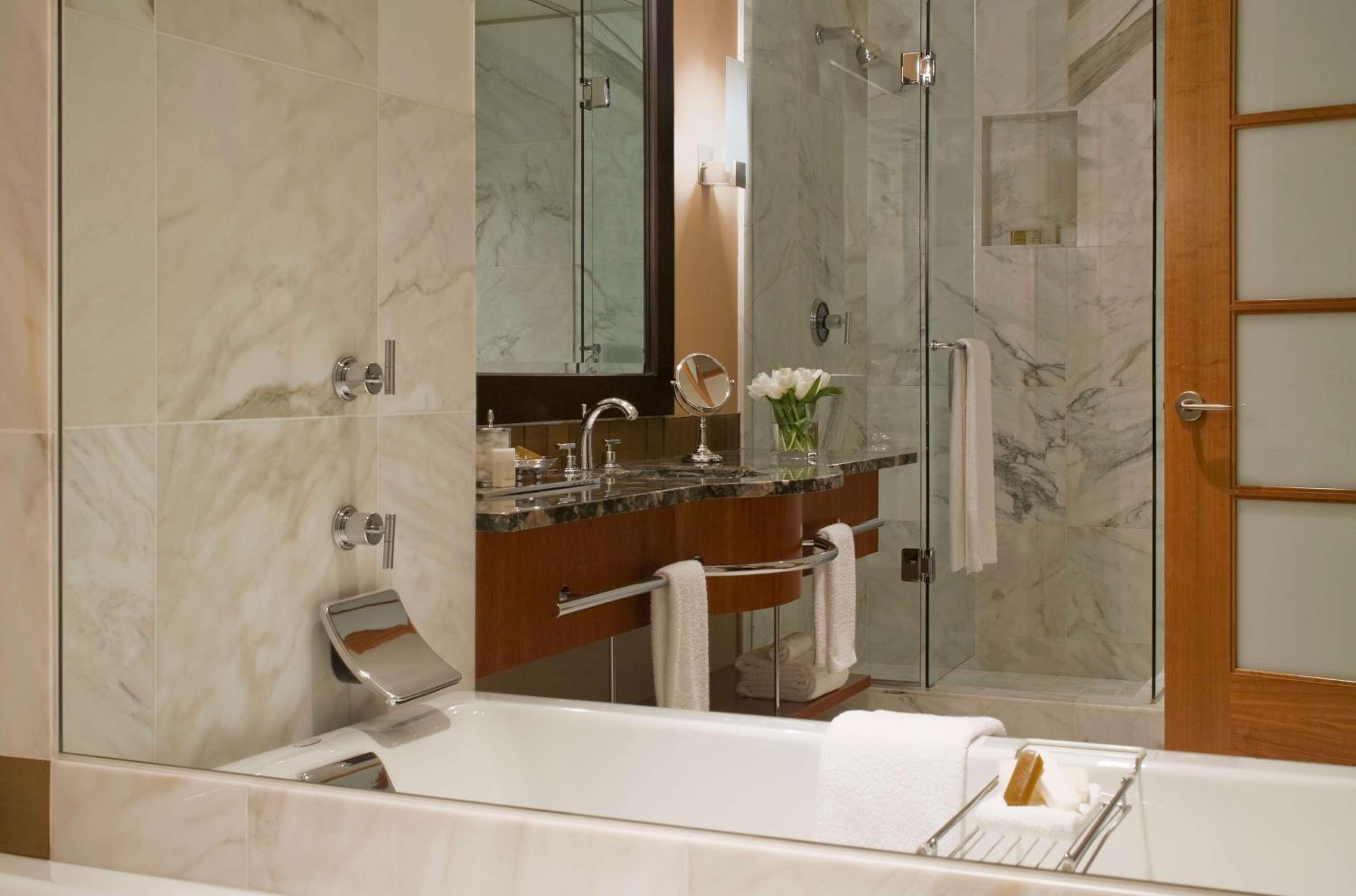 Corner Deluxe King Room