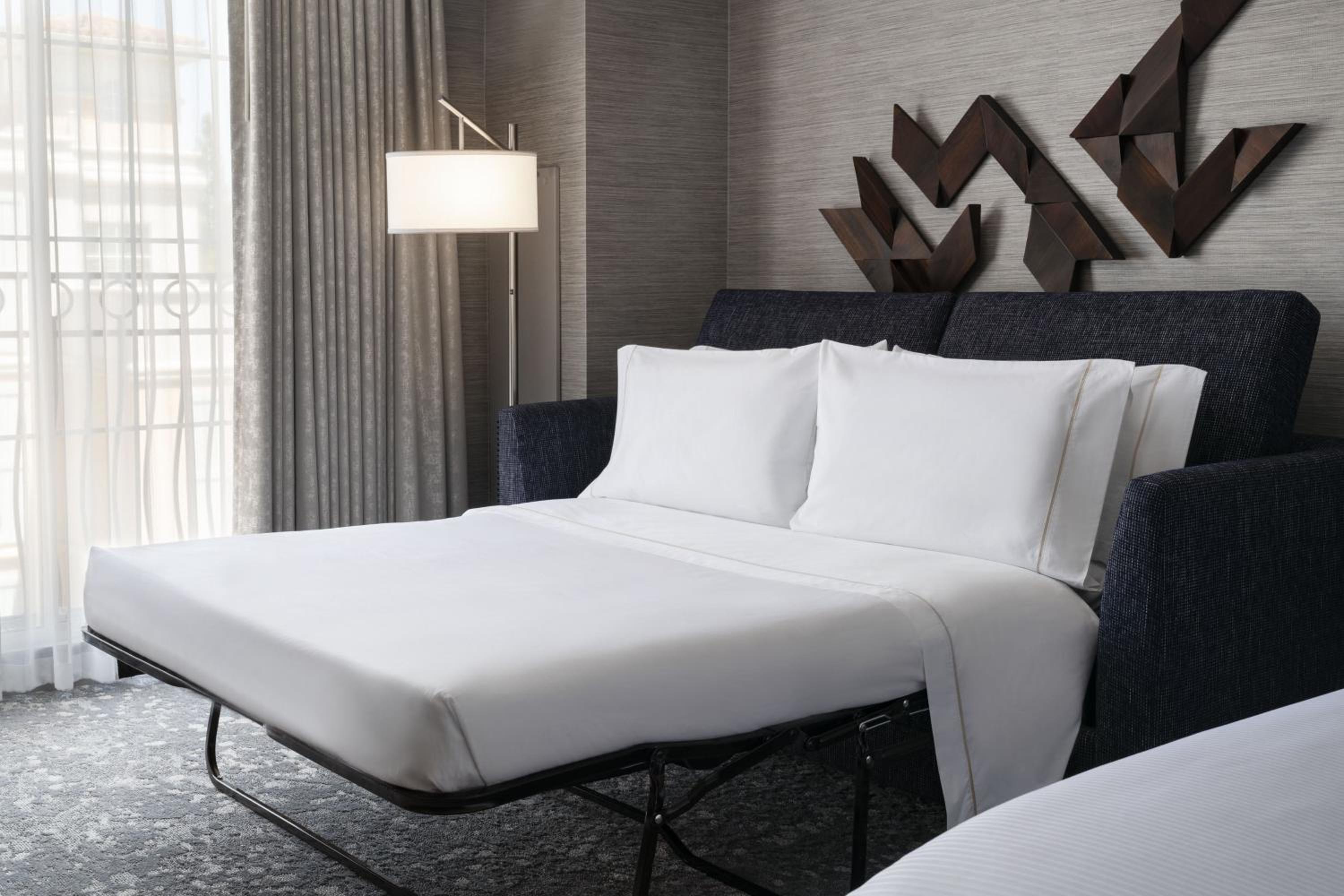 1 Bedroom Suite, 1 King, Sofa bed, High floor