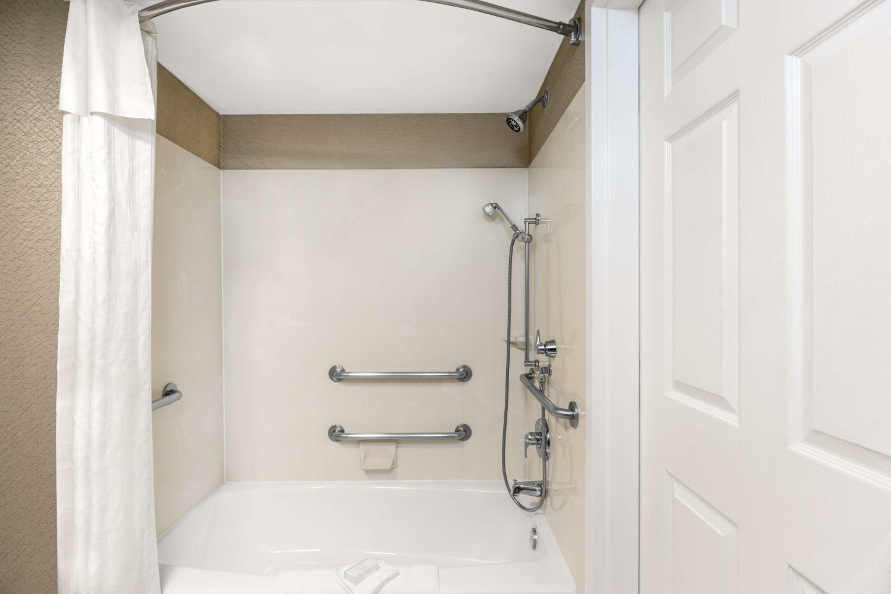 Queen Suite - Mobility and Hearing Access/Non-Smoking