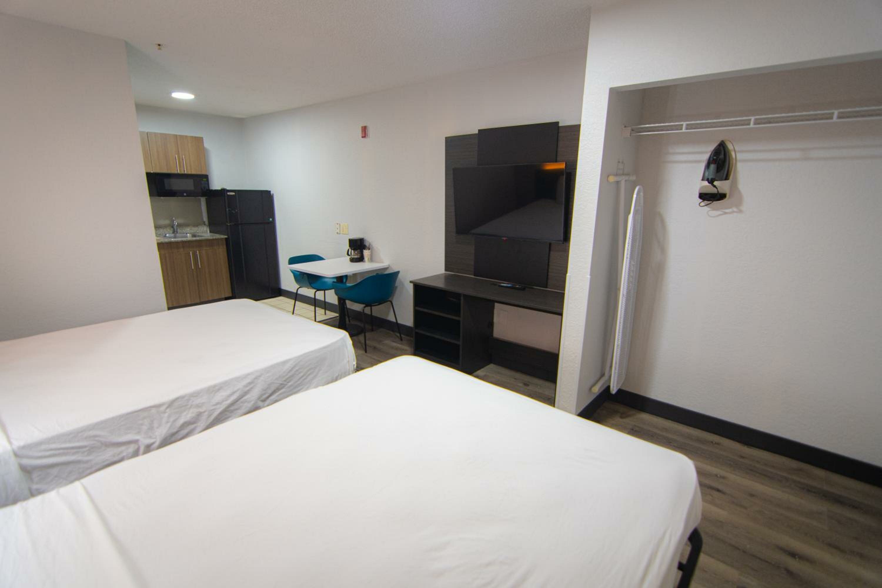 Queen Room with Two Queen Beds - Smoking