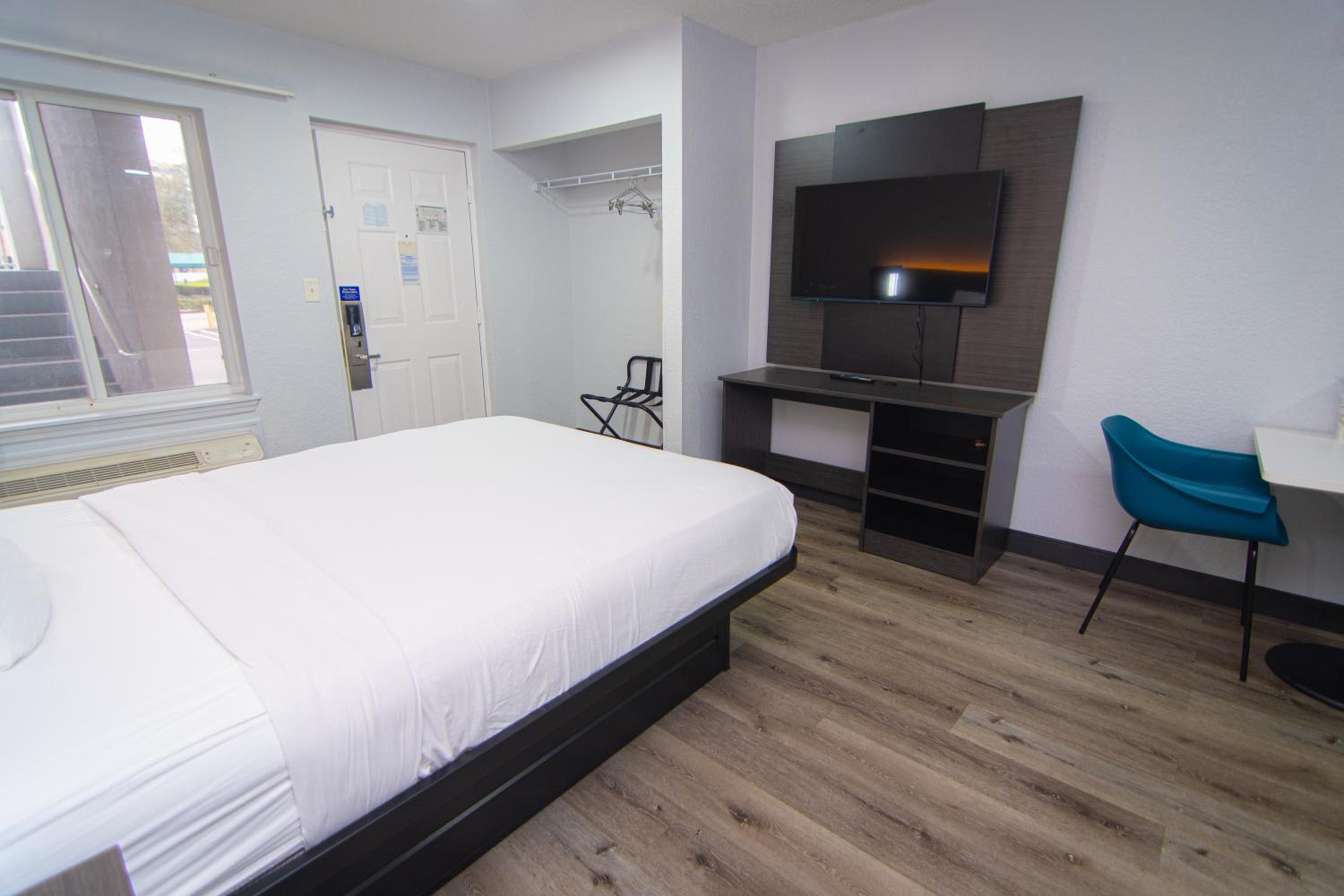 Queen Room - Disability Access - Non-Smoking