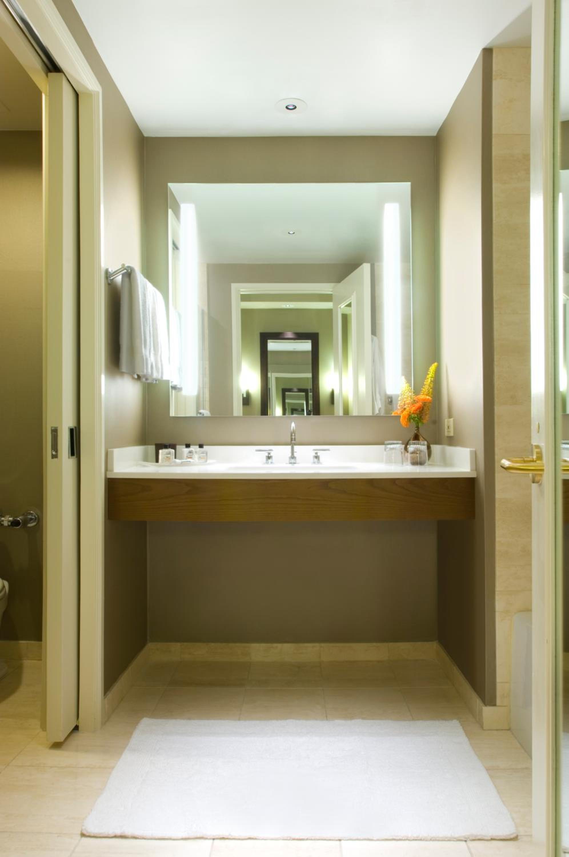 One Bedroom Suite 1 King