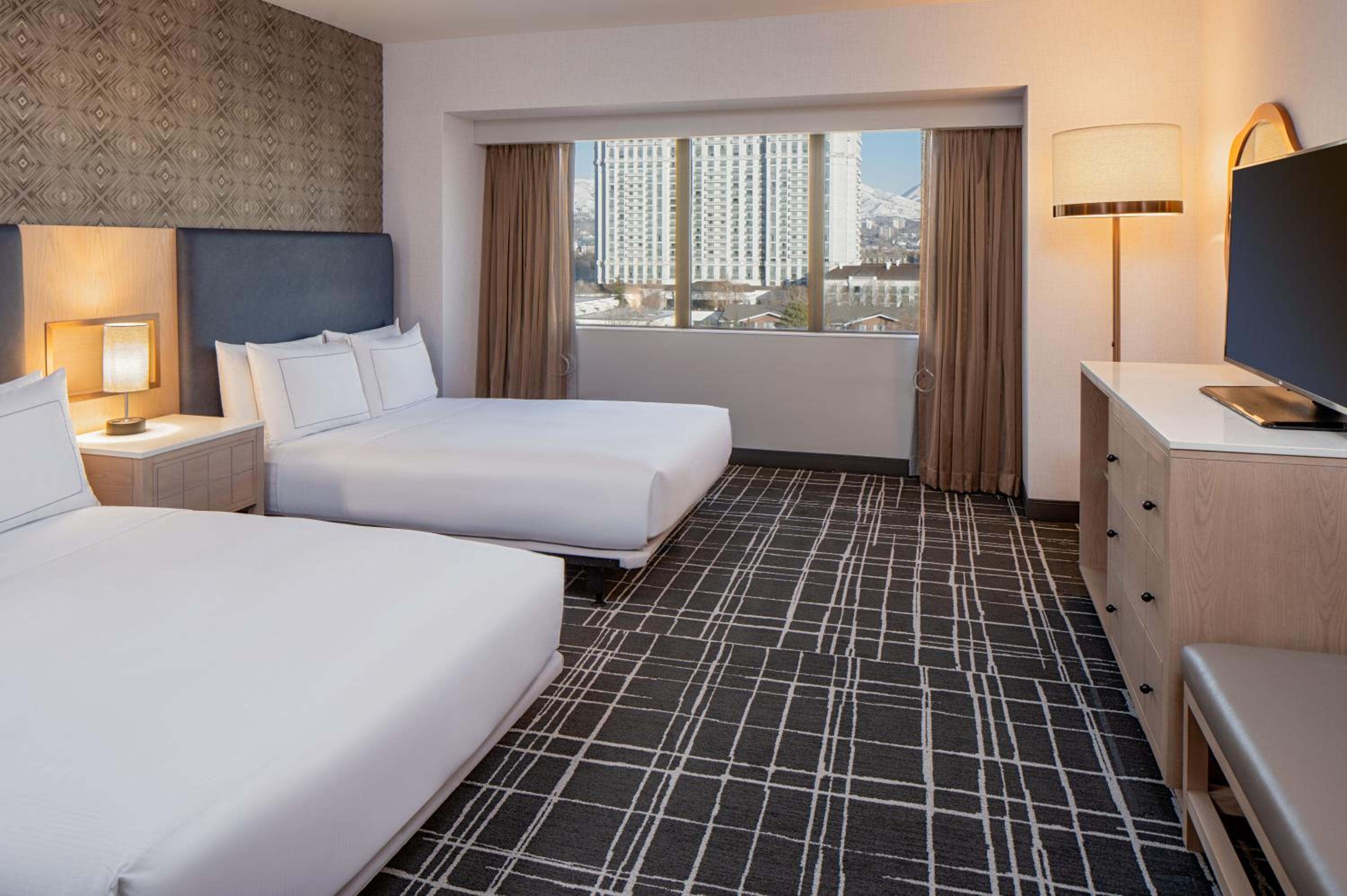 Queen Suite with Roll-In Shower - Mobility Accessible