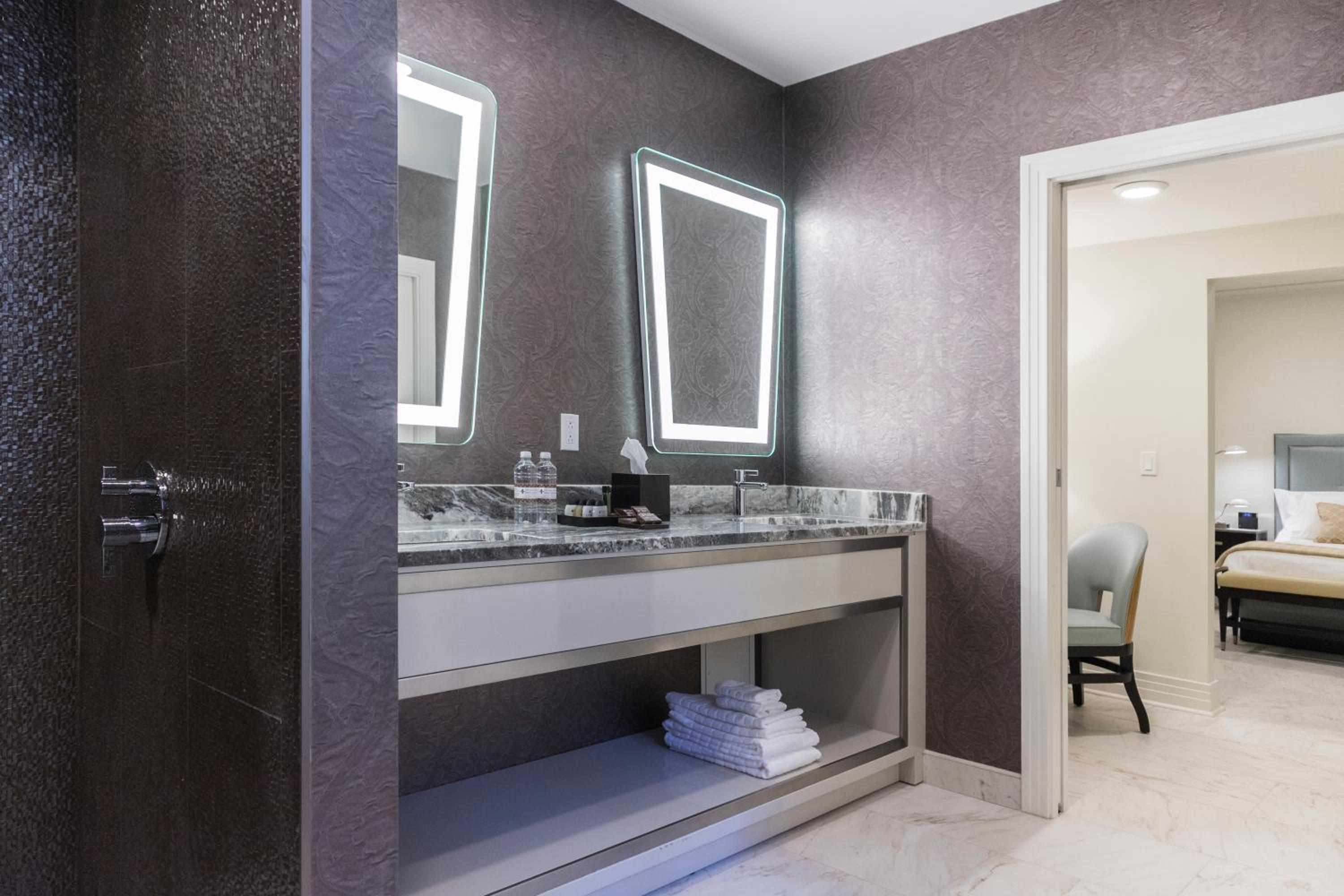 Deluxe Accessible King Room