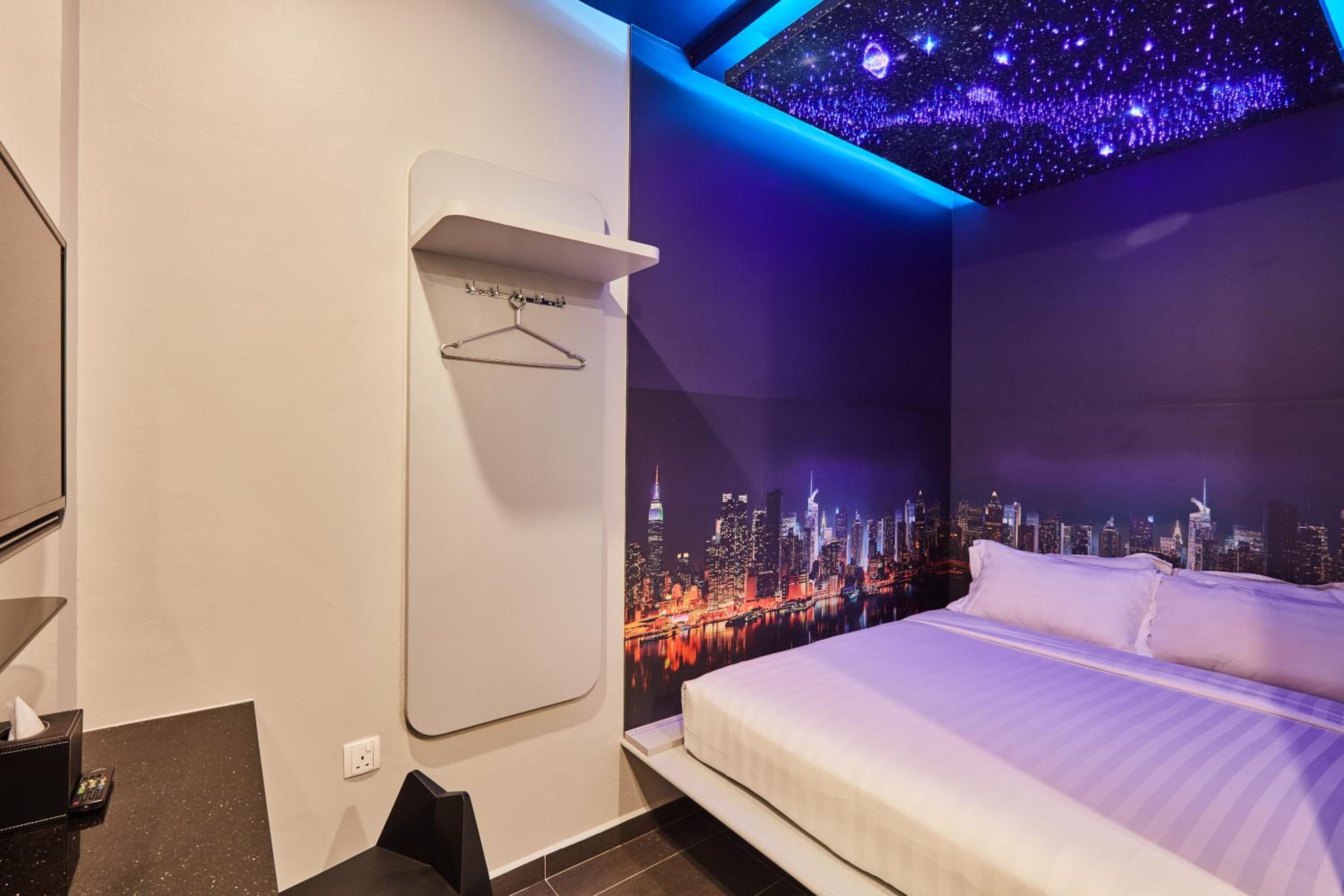 Standard Theme Room with One Double Bed (No Window)