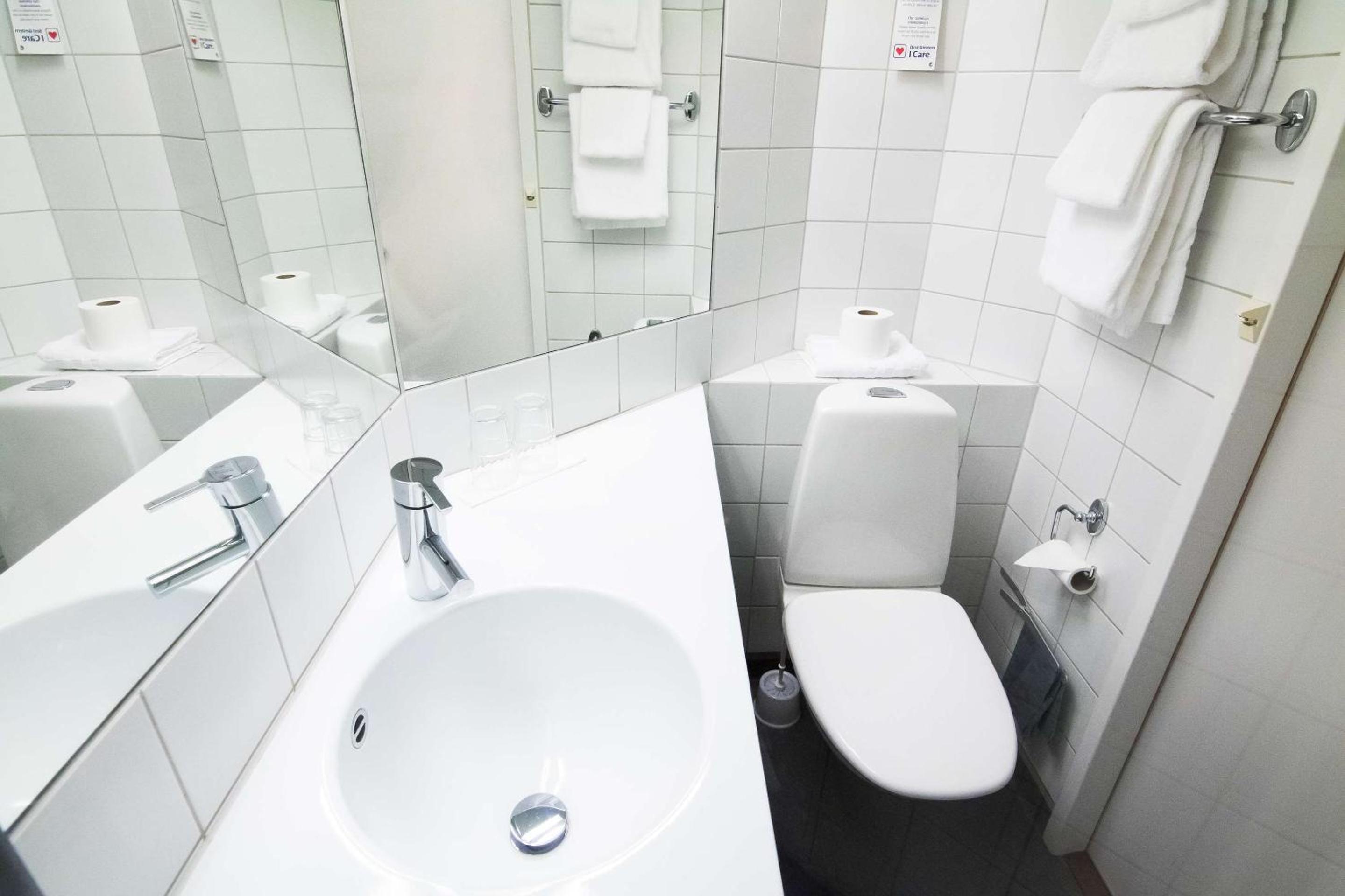 Standard Quadruple Room with Two Single Beds - Non-Smoking