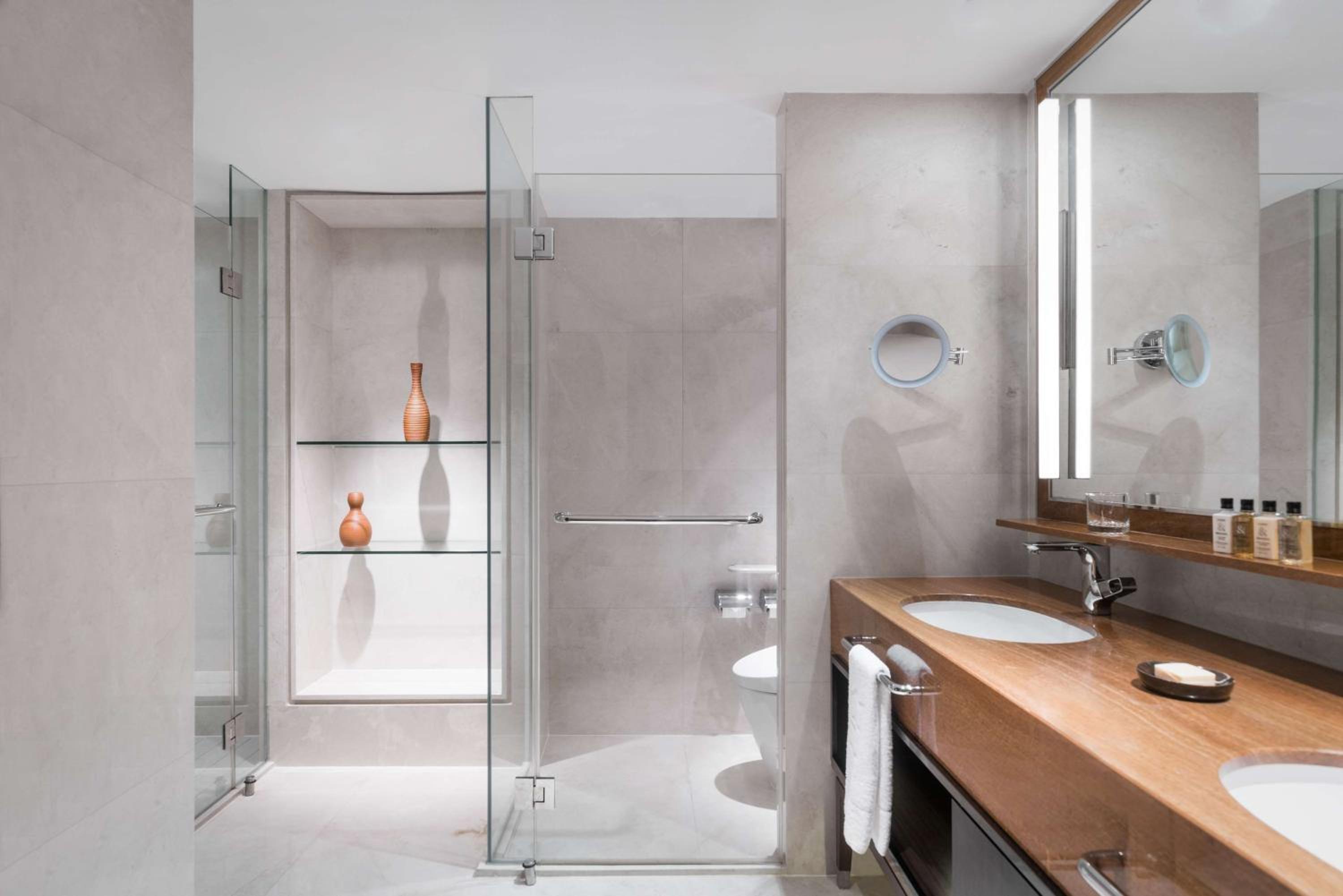 Garden Wing One Bedroom Suite King, Club Access