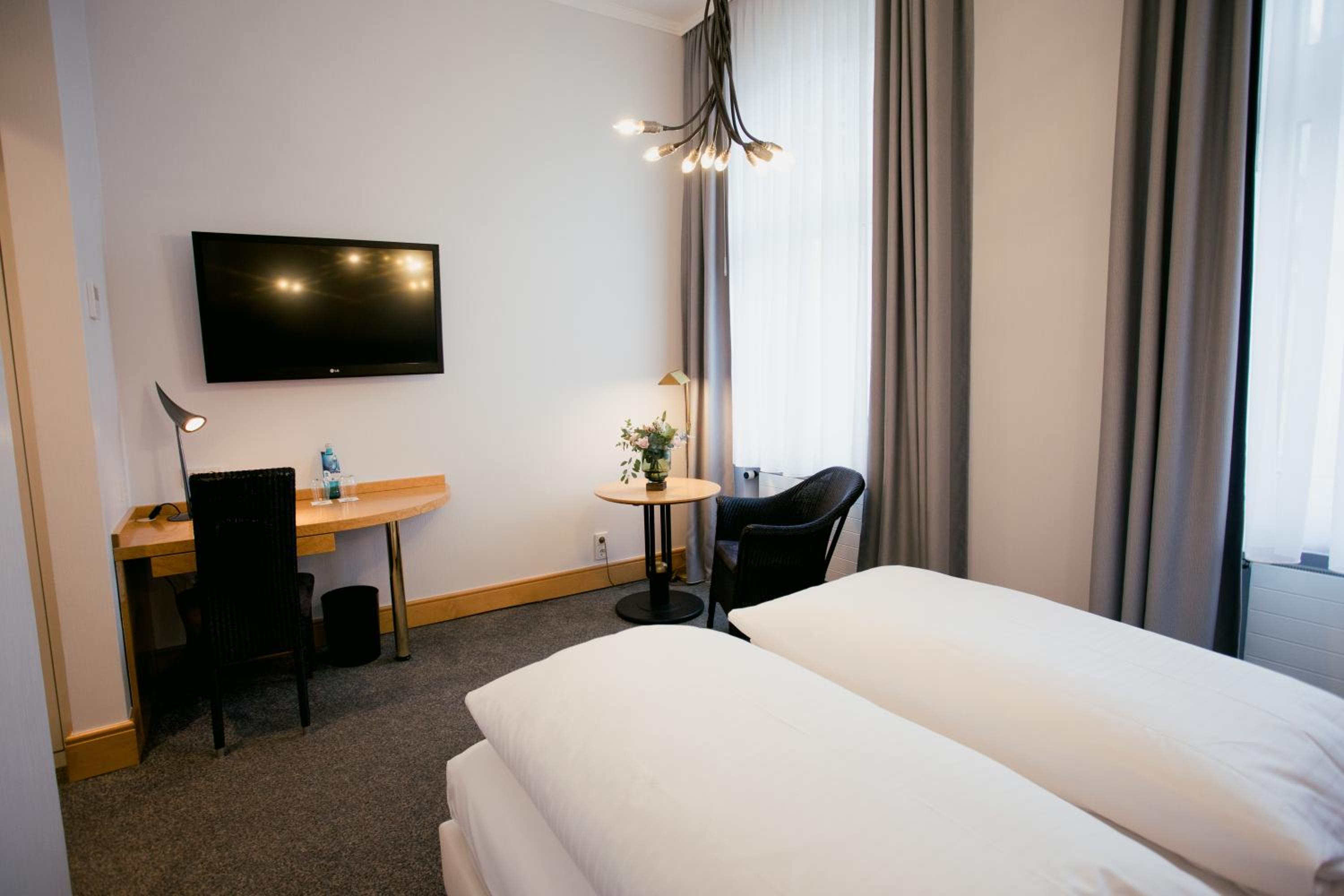 Standard Double Room (bed size 63 in)