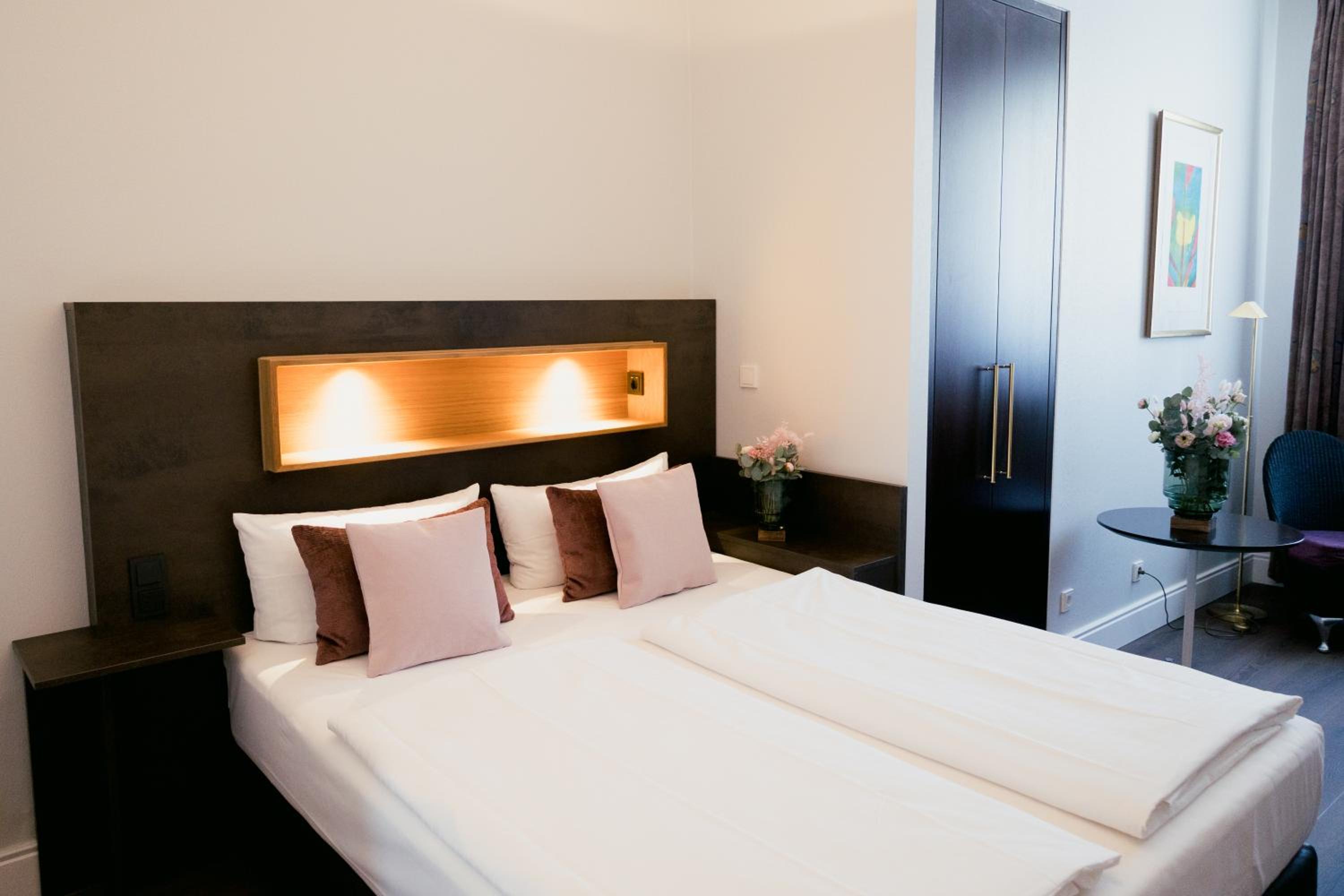Standard Double Room (bed size 63 in)