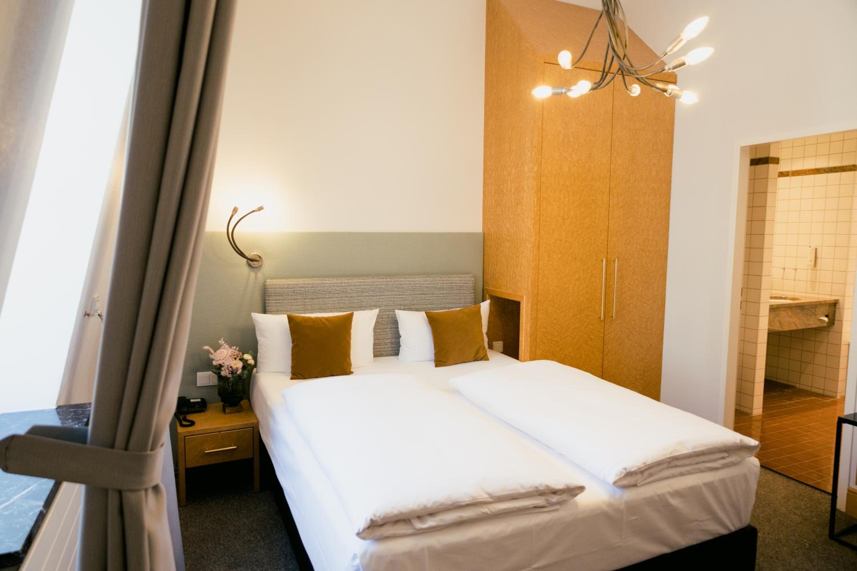Standard Double Room (bed size 63 in)
