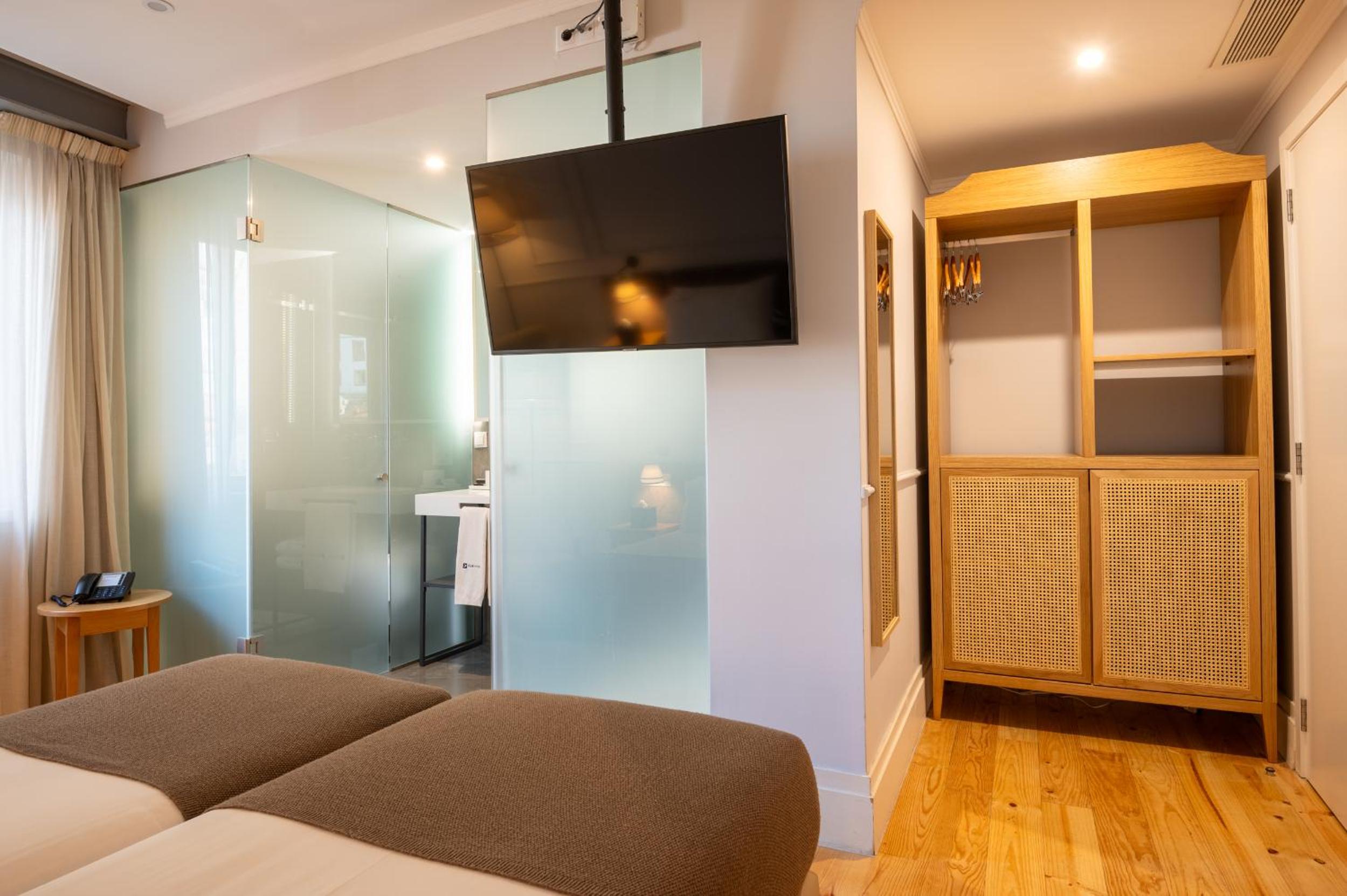 Twin Room with Interior View