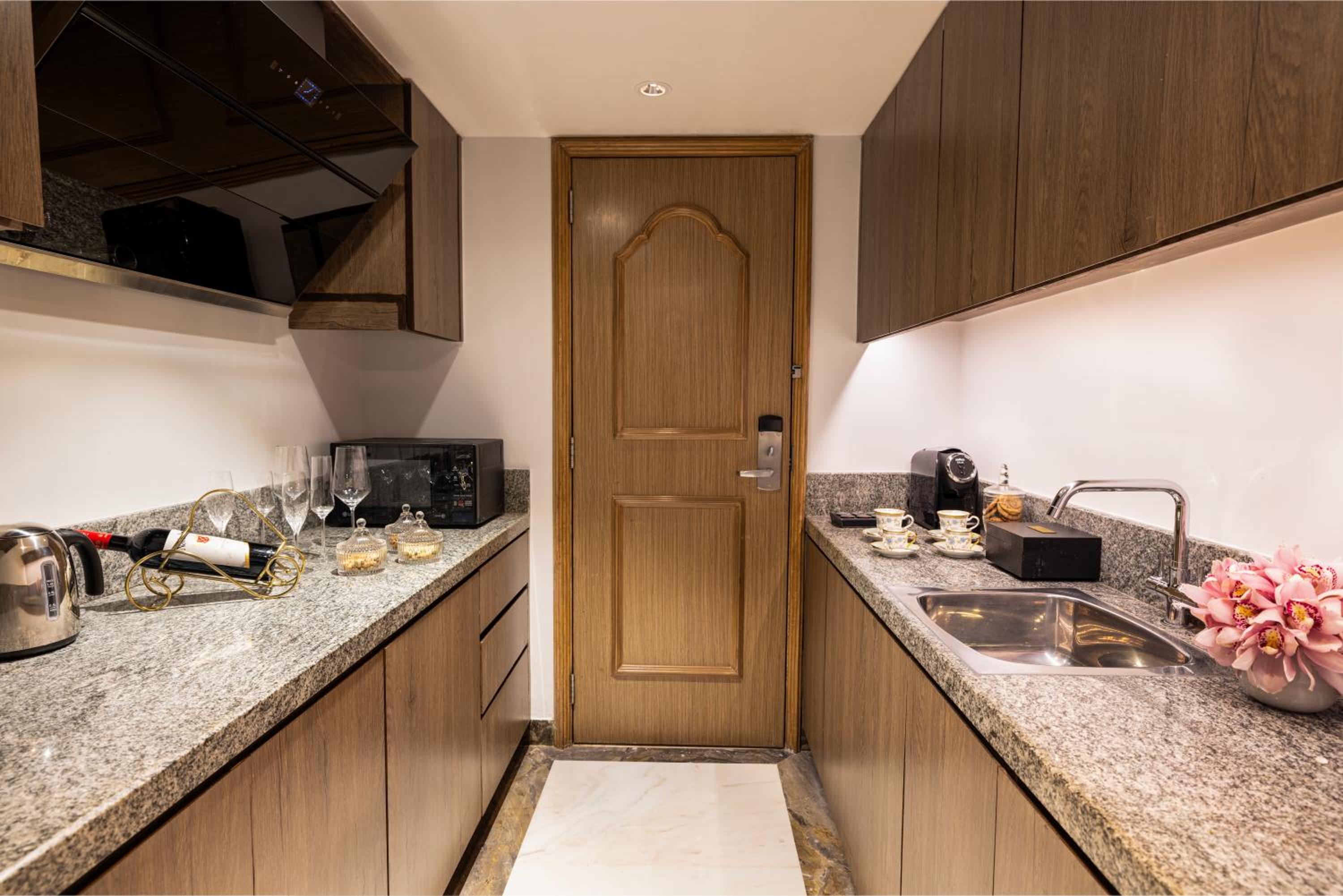 Garden Luxury Suite King Bed Pool View