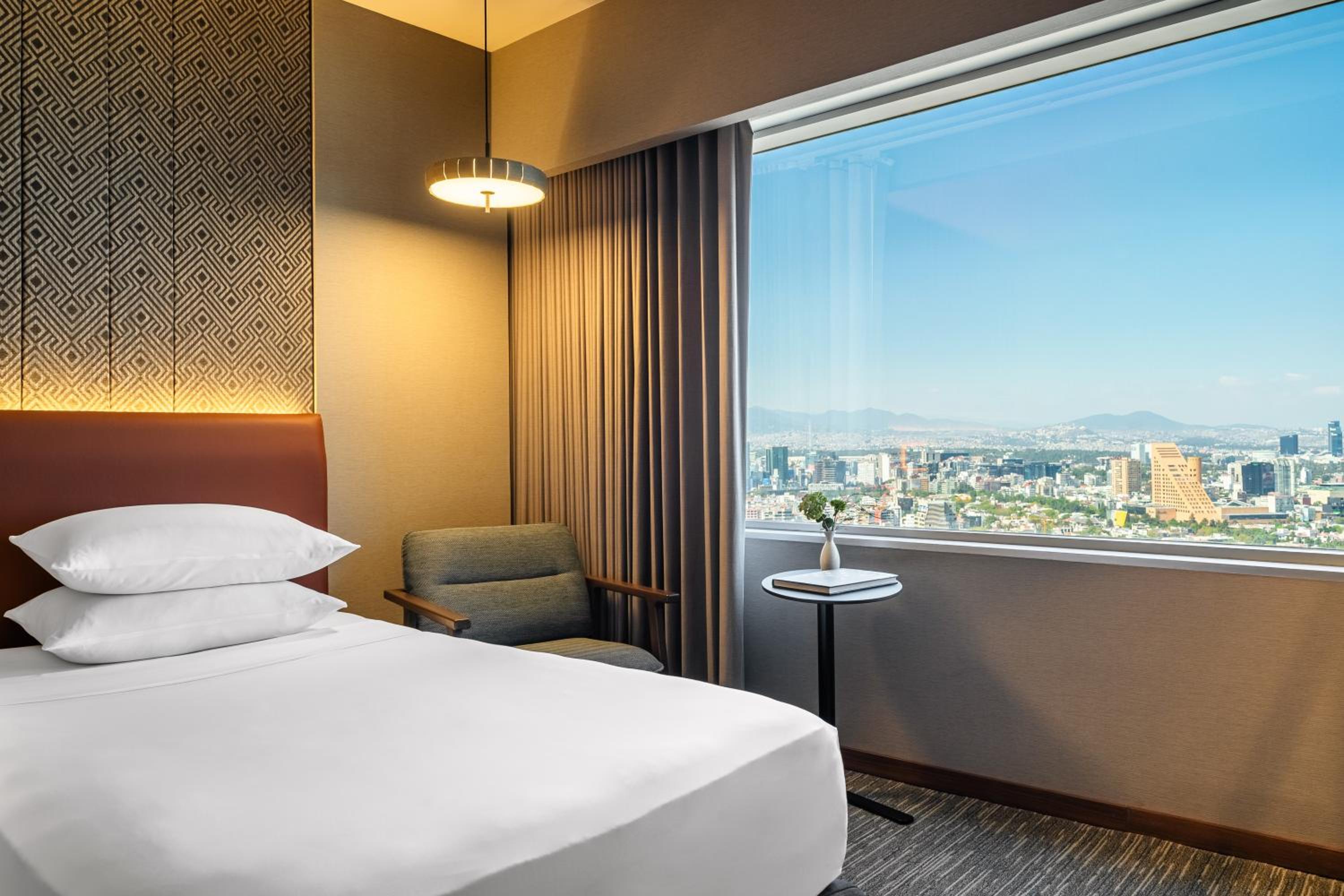 Regency Club Twin Room - High Floor