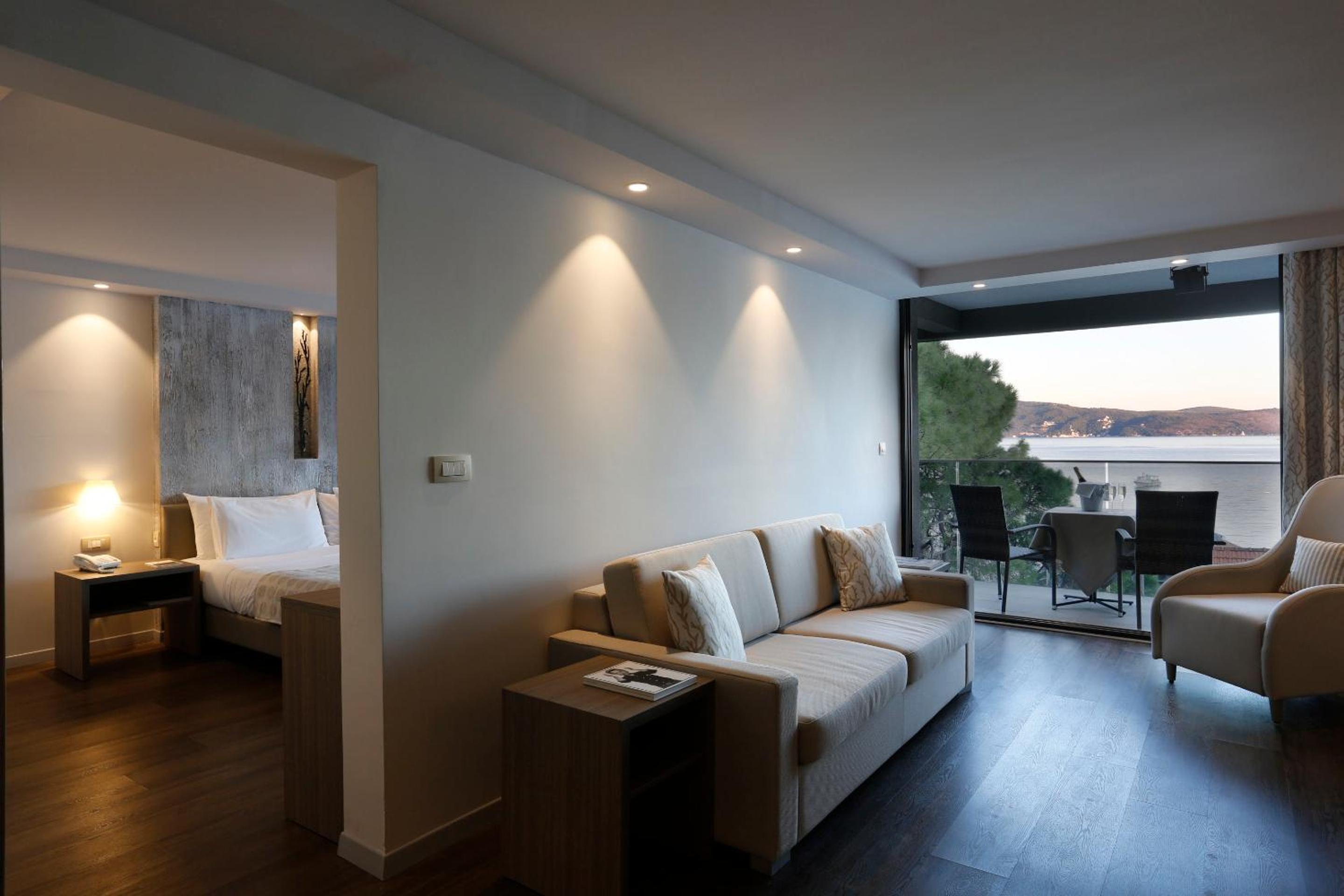 Deluxe Suite with Balcony and Sea View