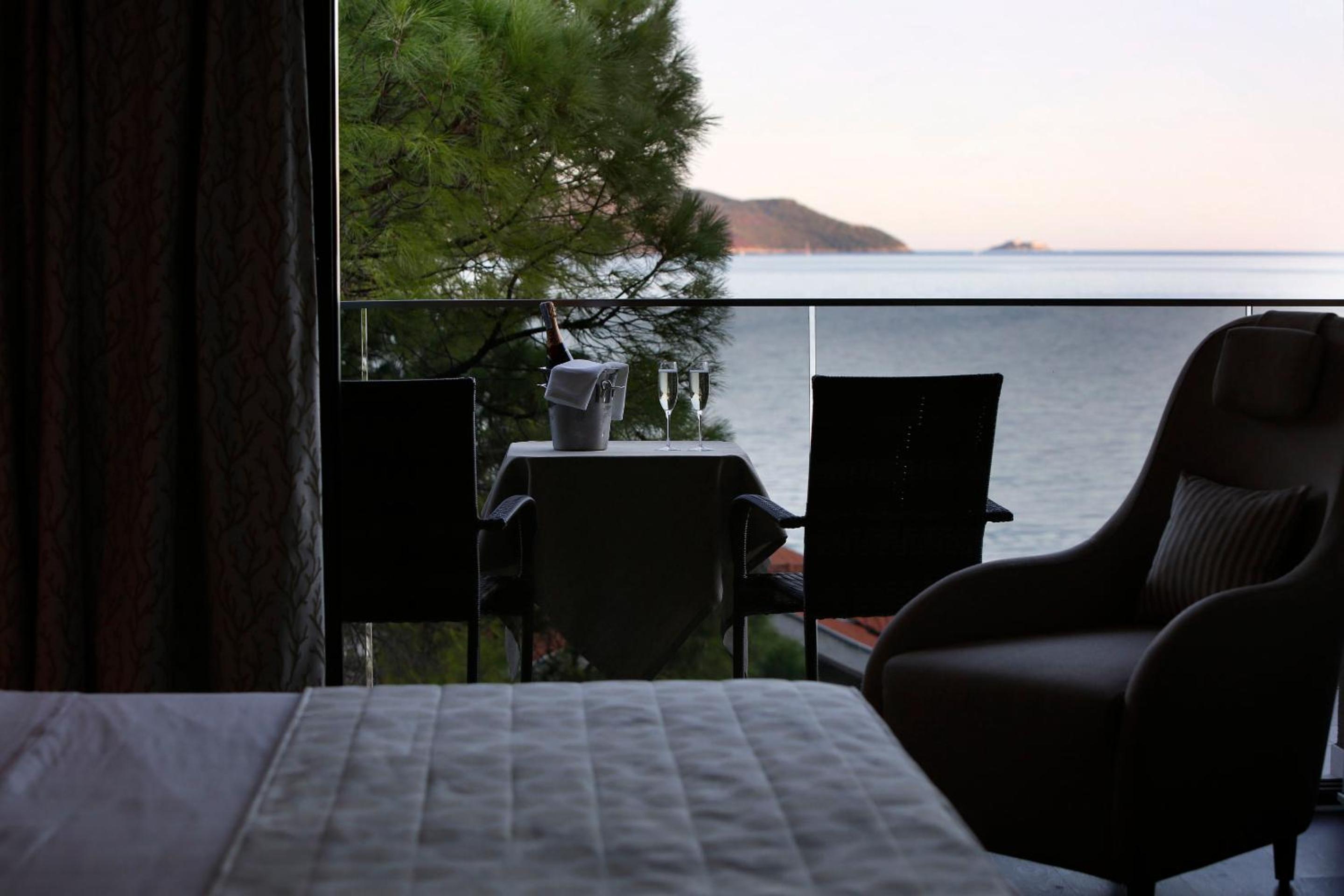 Deluxe Suite with Balcony and Sea View