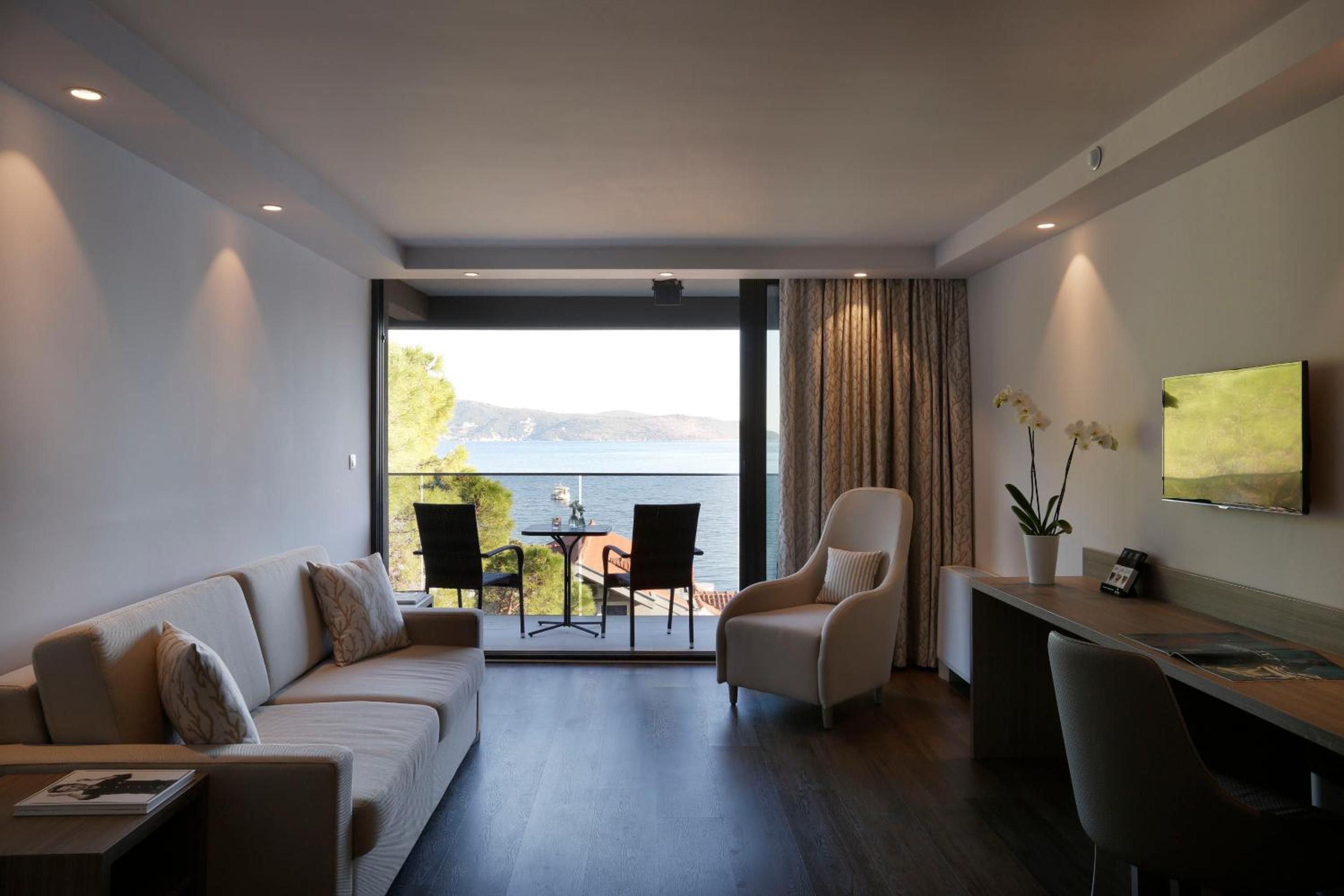 Deluxe Suite with Balcony and Sea View