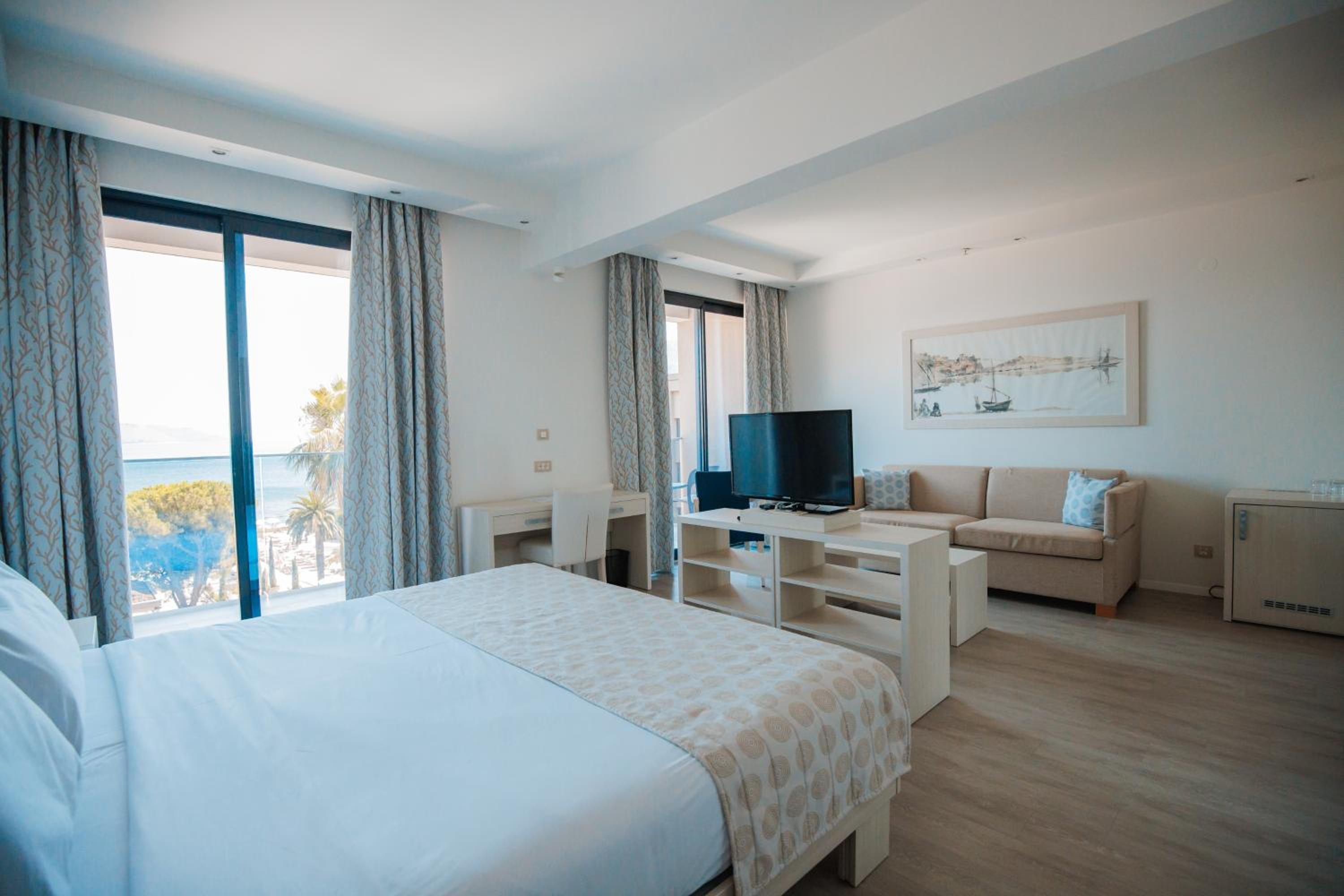 Superior Double Room with Balcony and Sea View
