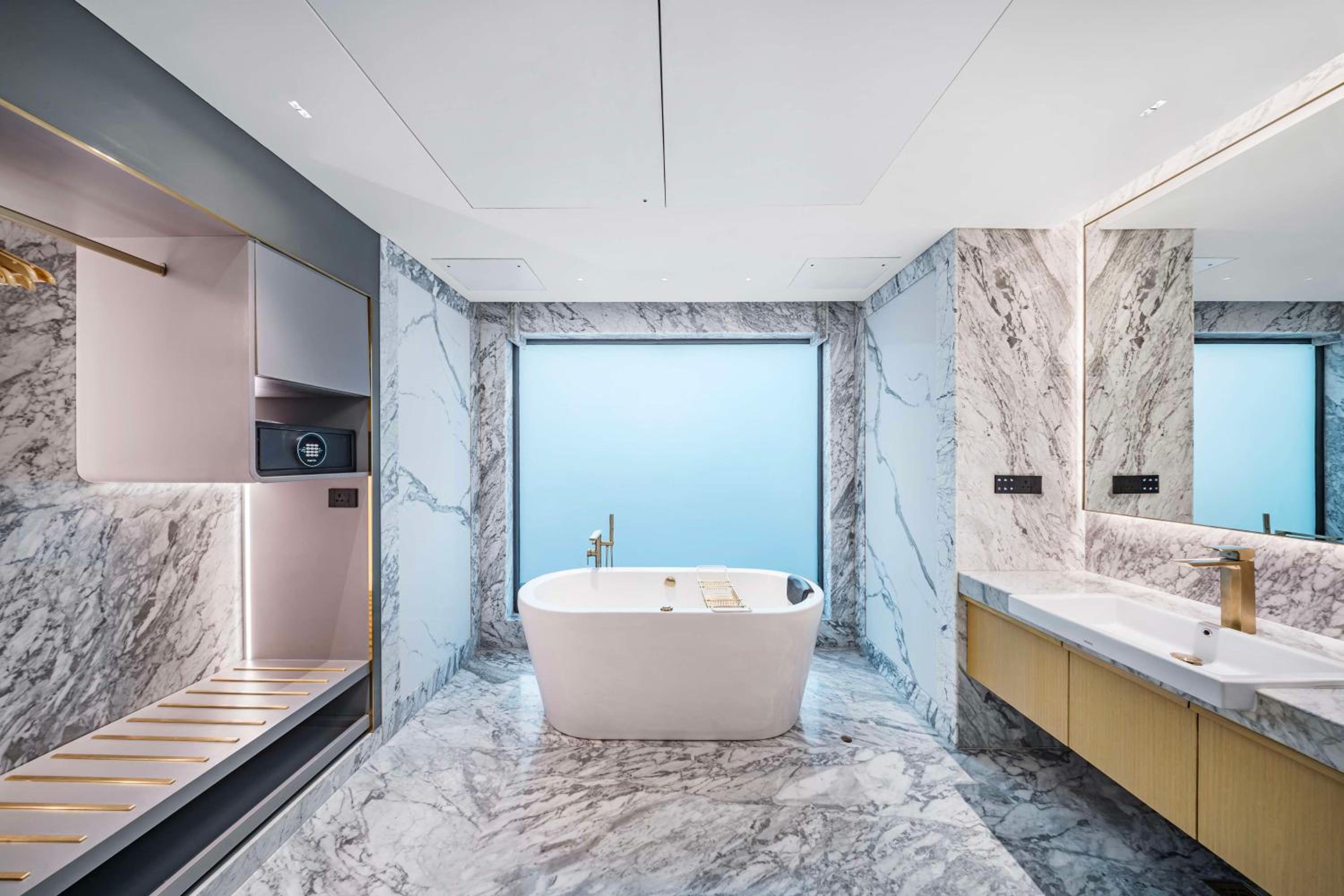 One-Bedroom Suite with Airport Transfers and Club Lounge access