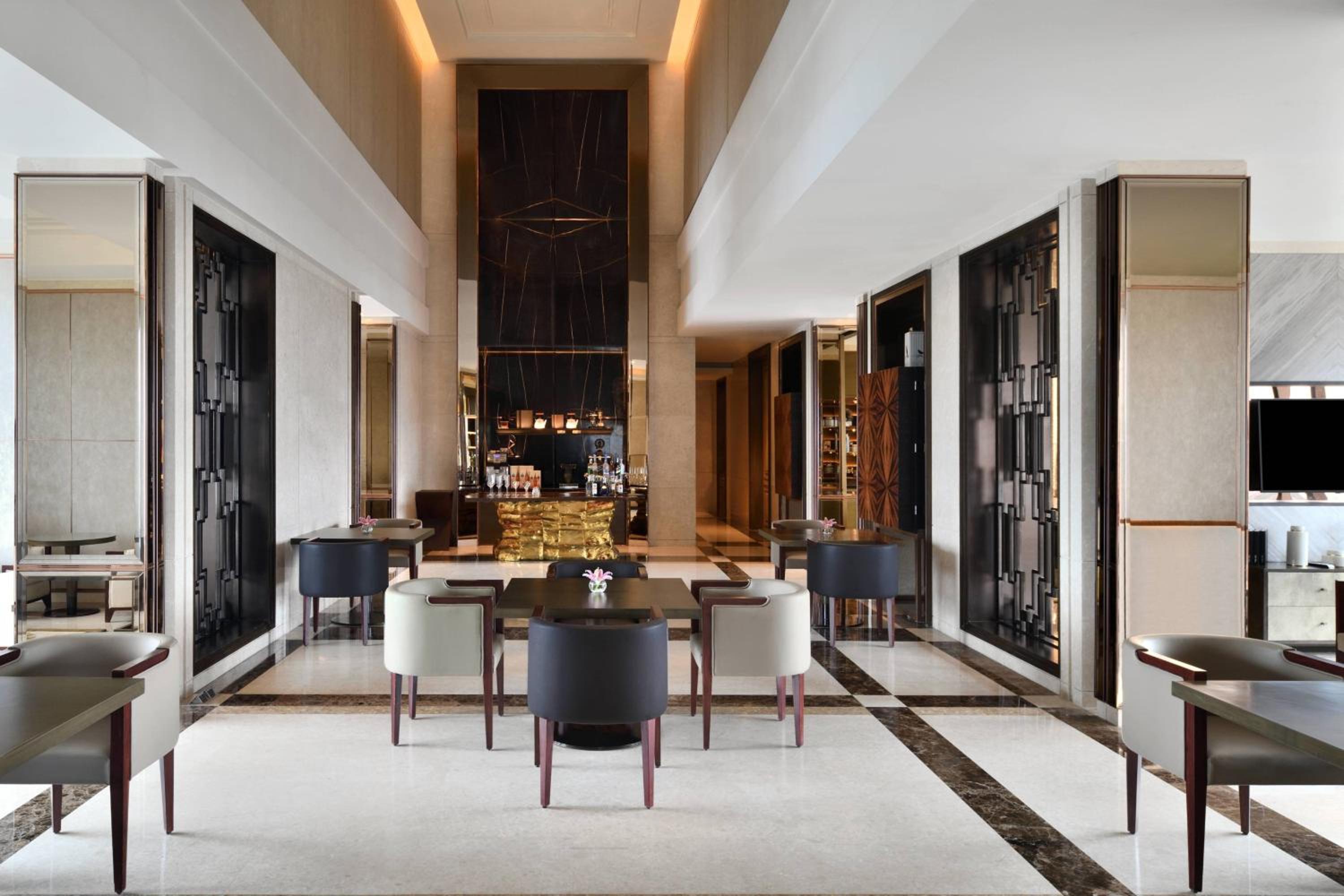 Executive King room with Lounge Access & One way Airport Transfer