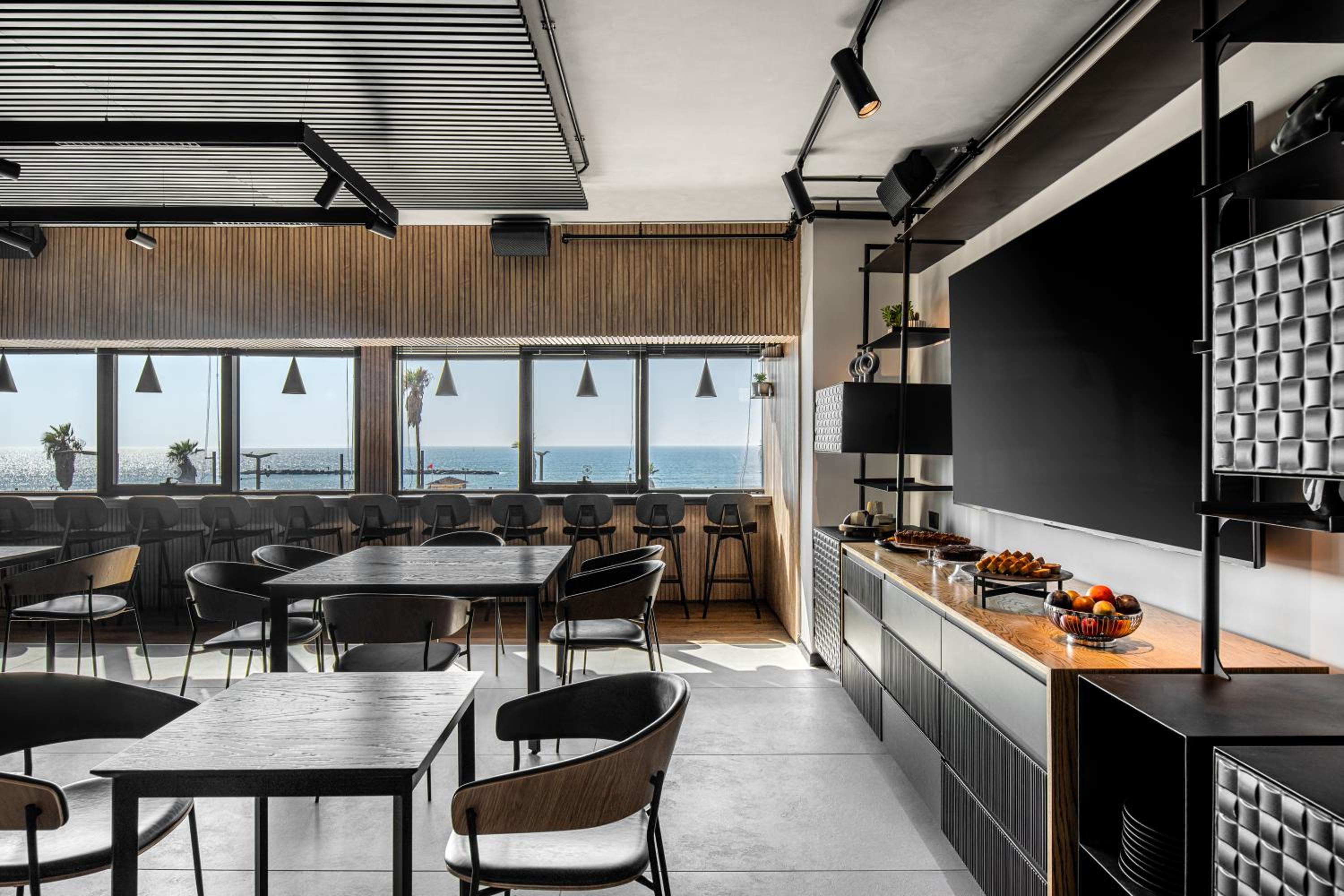 Deluxe Double or Twin Room with Sea View and Business Lounge Access