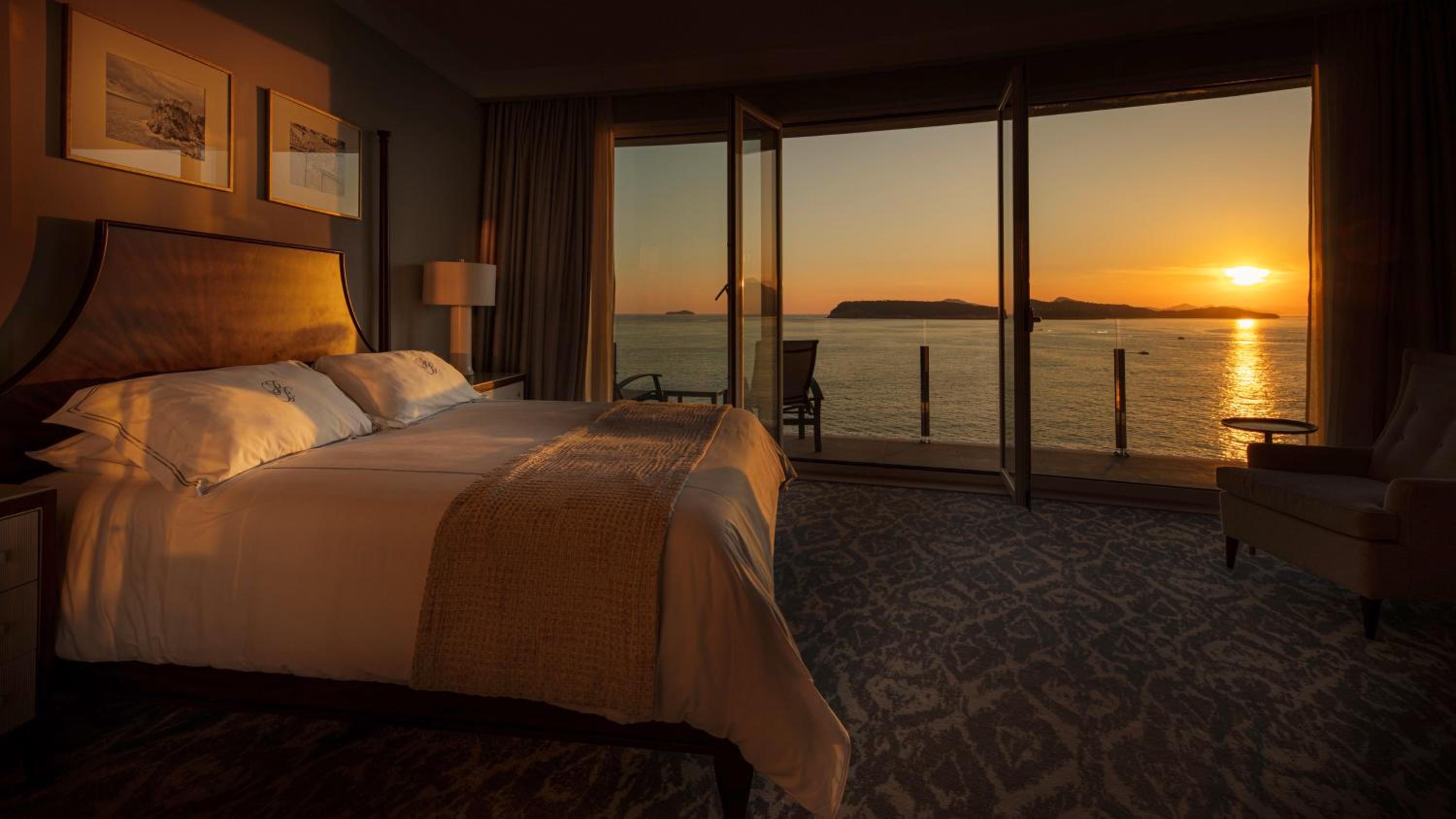 Deluxe King Room with Balcony and Sea View