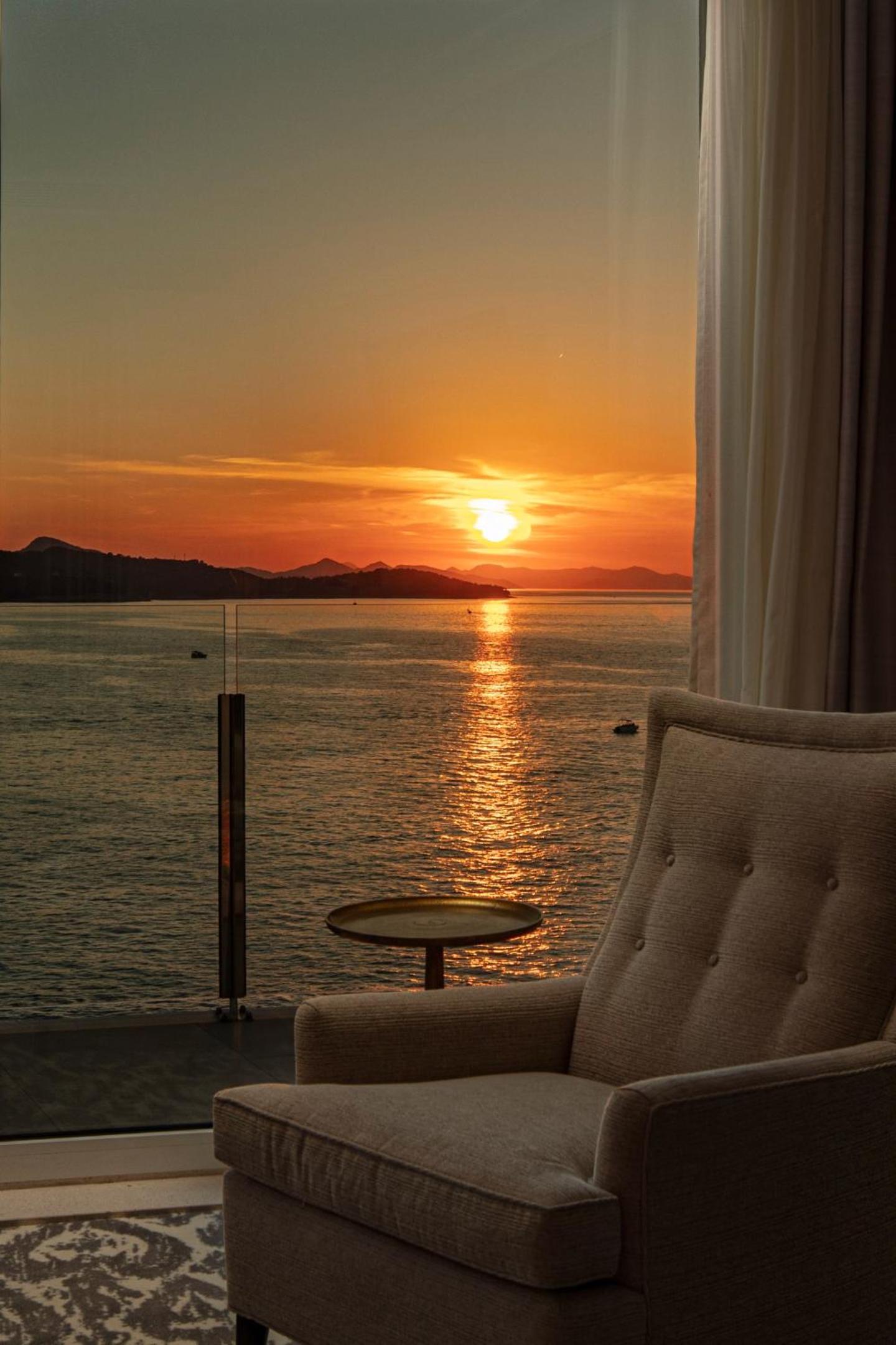 Deluxe King Room with Balcony and Sea View