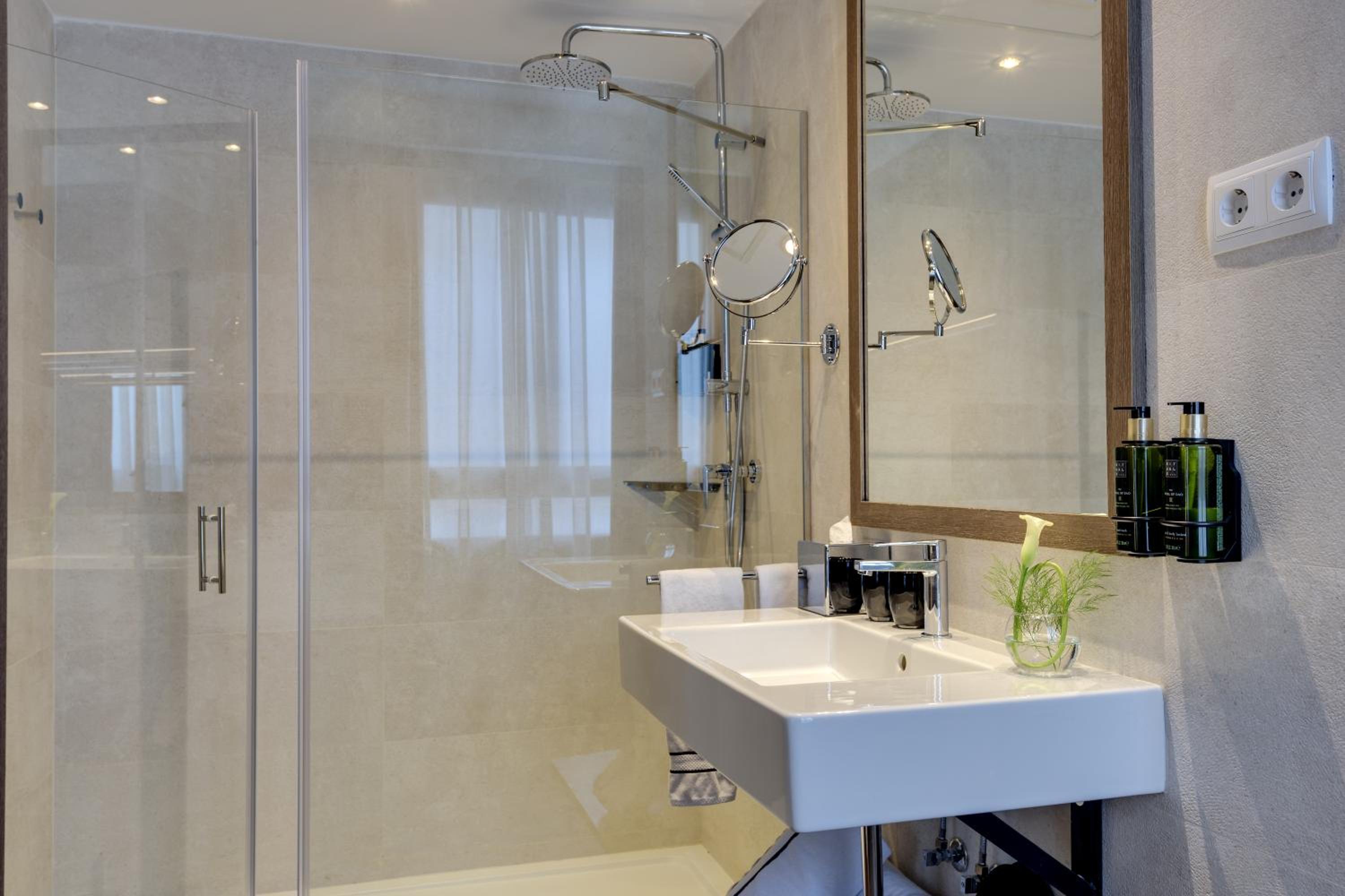 Grand Premium The Level with Bathtub (2 Adults + 2 Children)