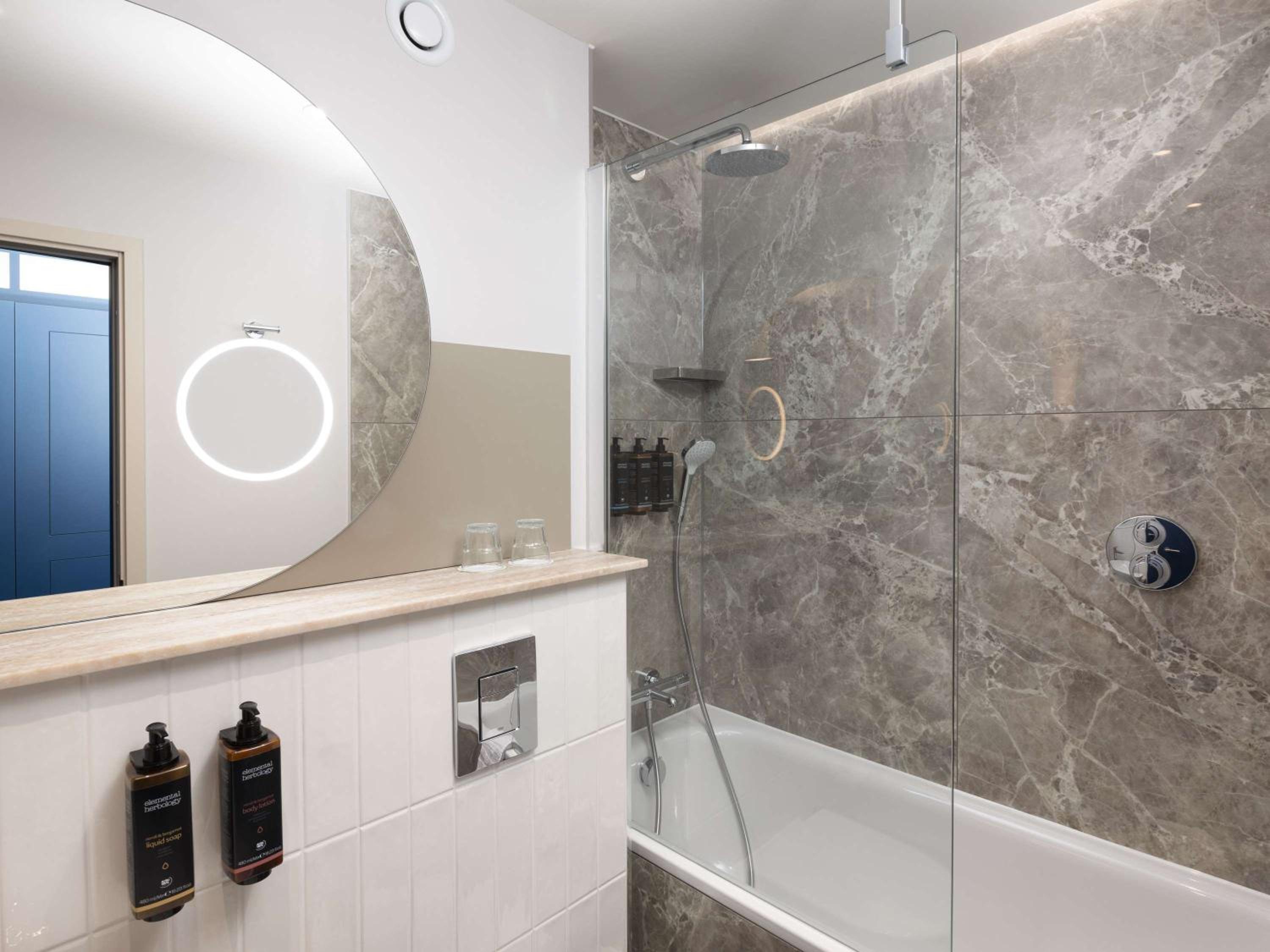 Superior King Room with Bath Tub and City View