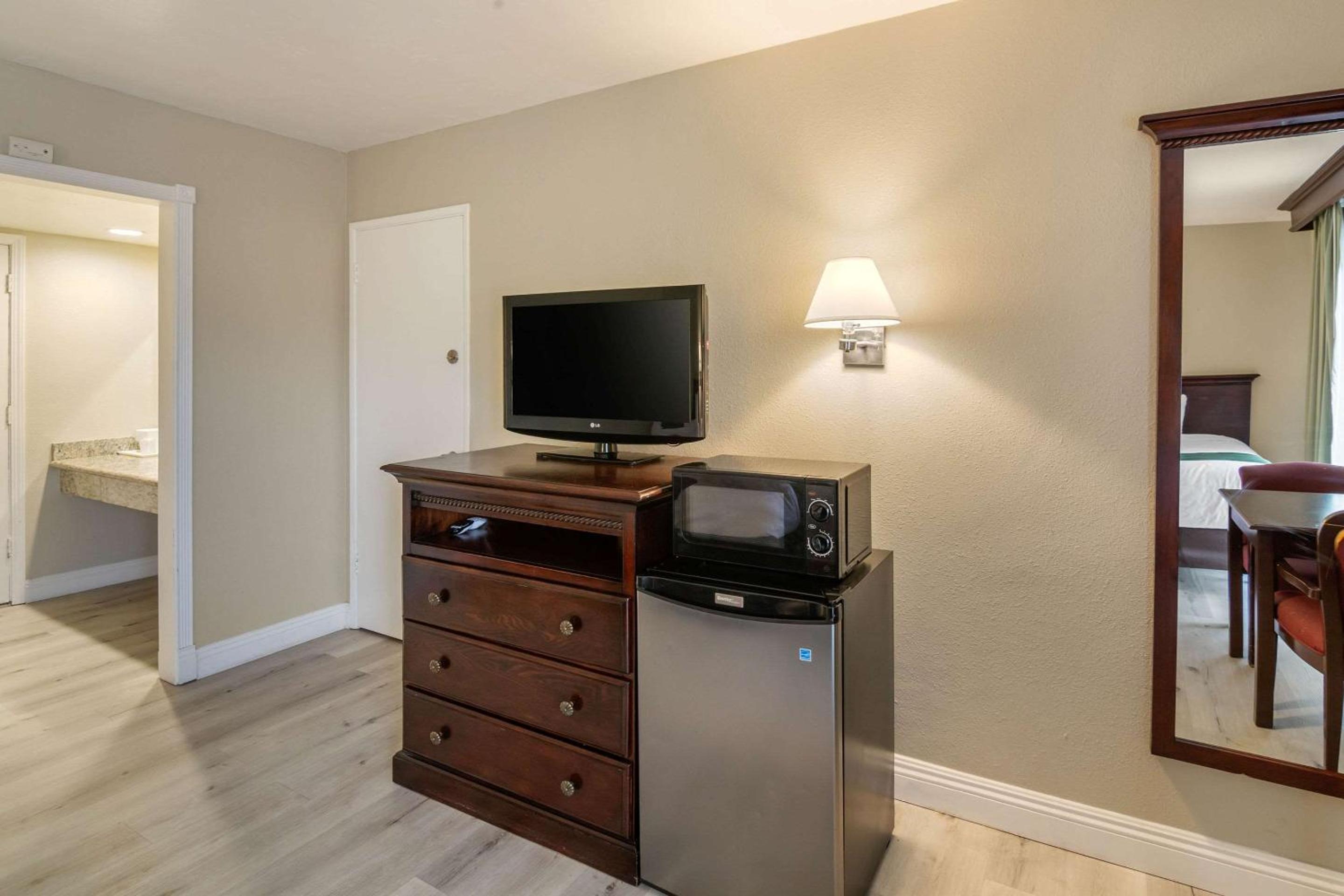 Deluxe Room, 2 Queen Beds, Accessible Roll-In Shower, Kitchenette, Non Smoking