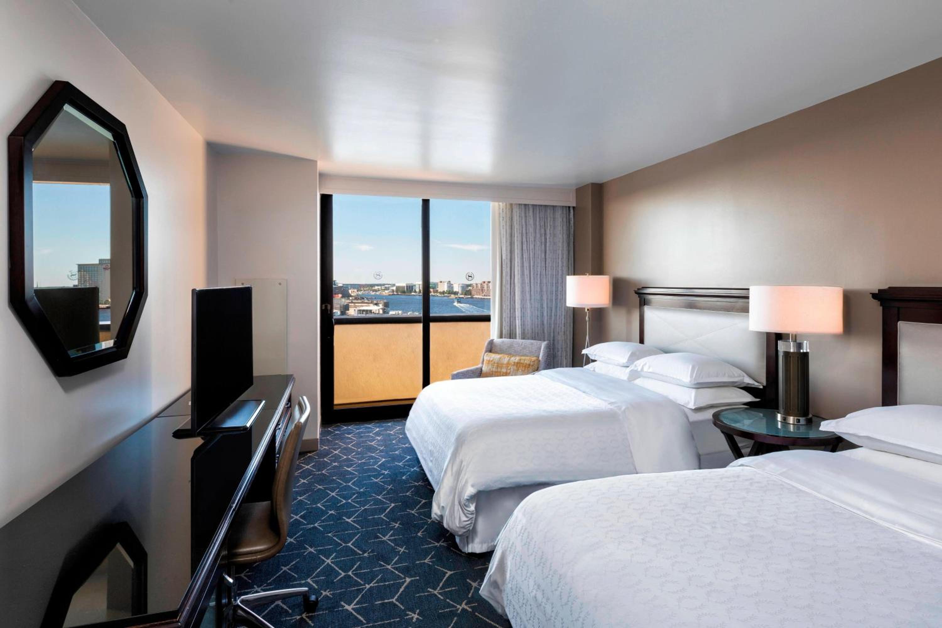 Club lounge access, Guest room, 2 Queen, Harbor view