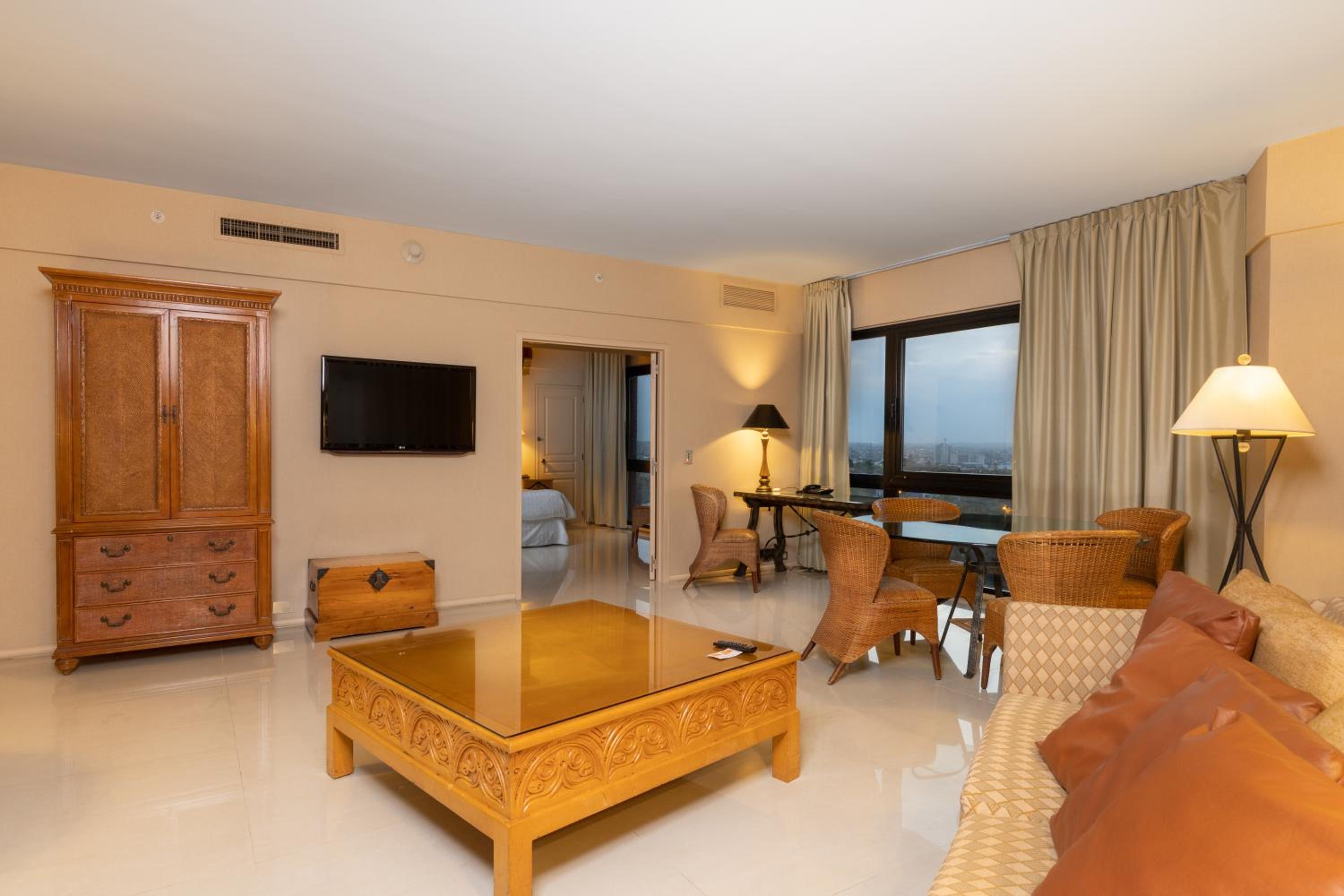 1 Bedroom Executive Suite, Bedroom 1: 1 King, Bedroom 2 City View