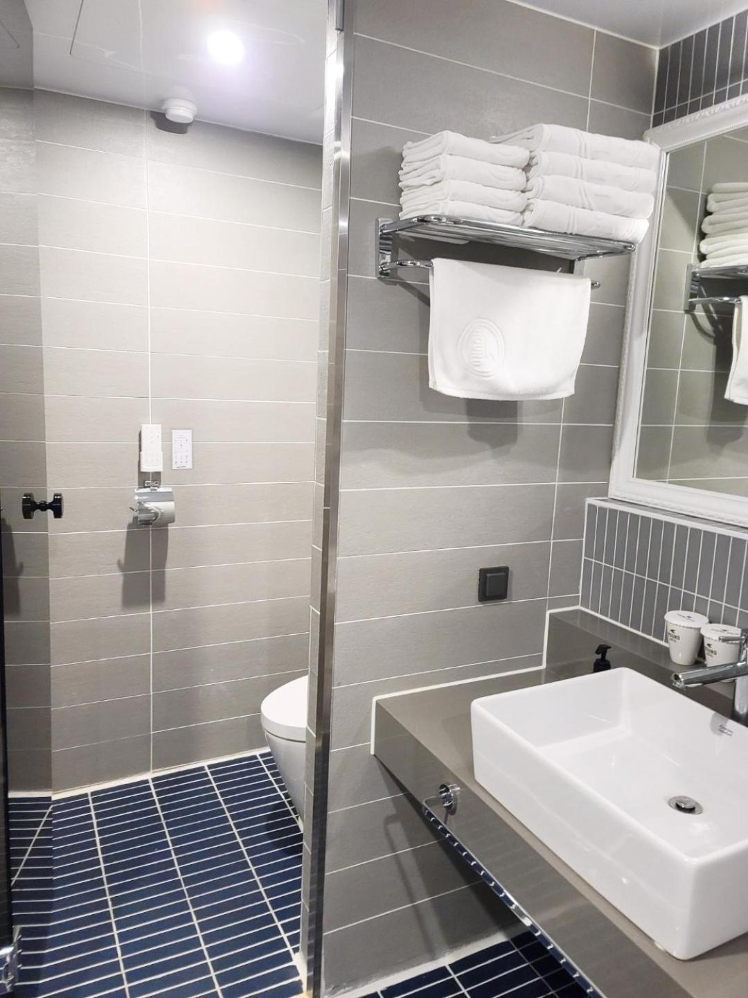 Quadruple Family Room with Free access to Rooftop pool