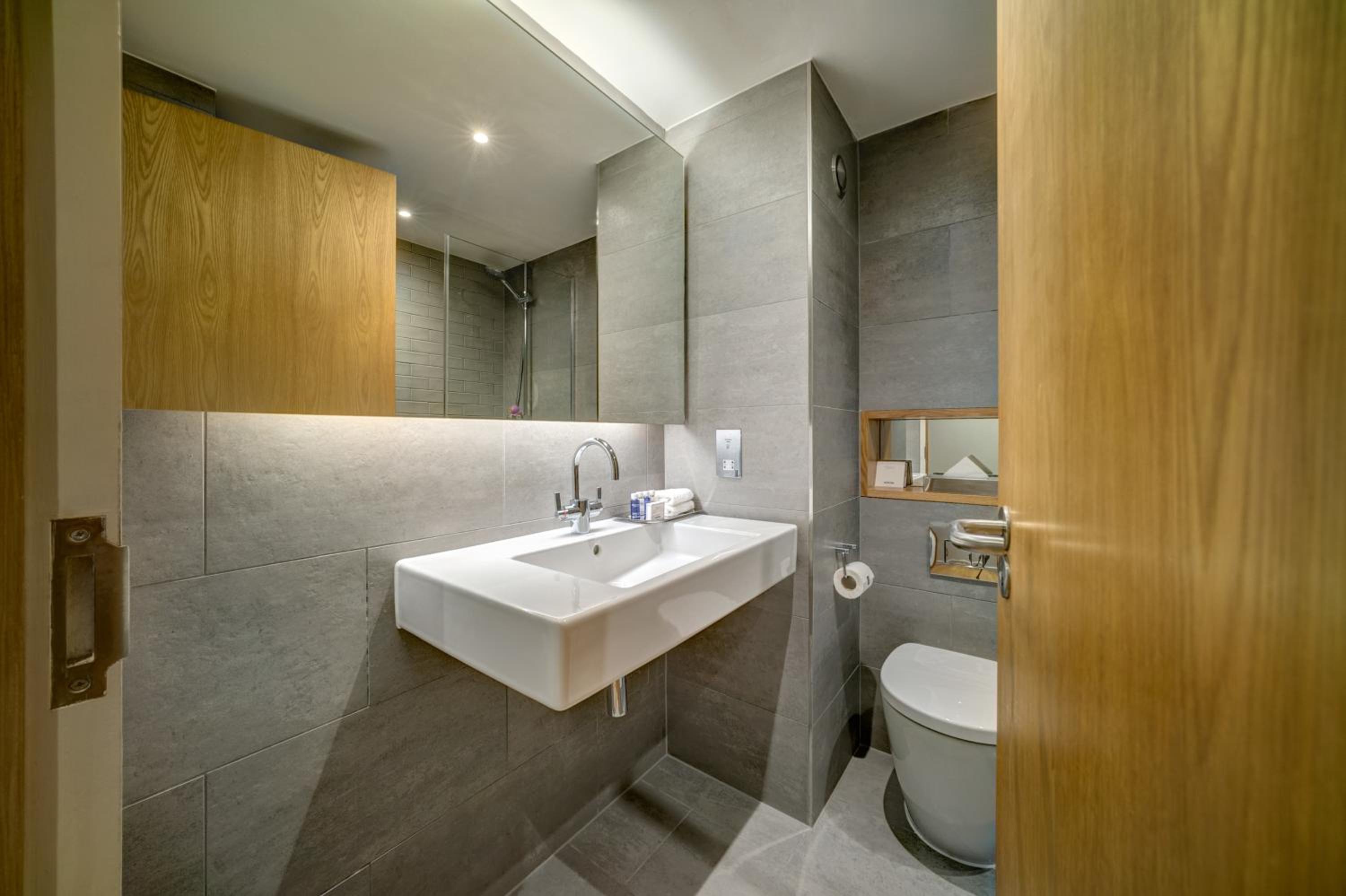 Family Room (2 Adults + 2 Children)