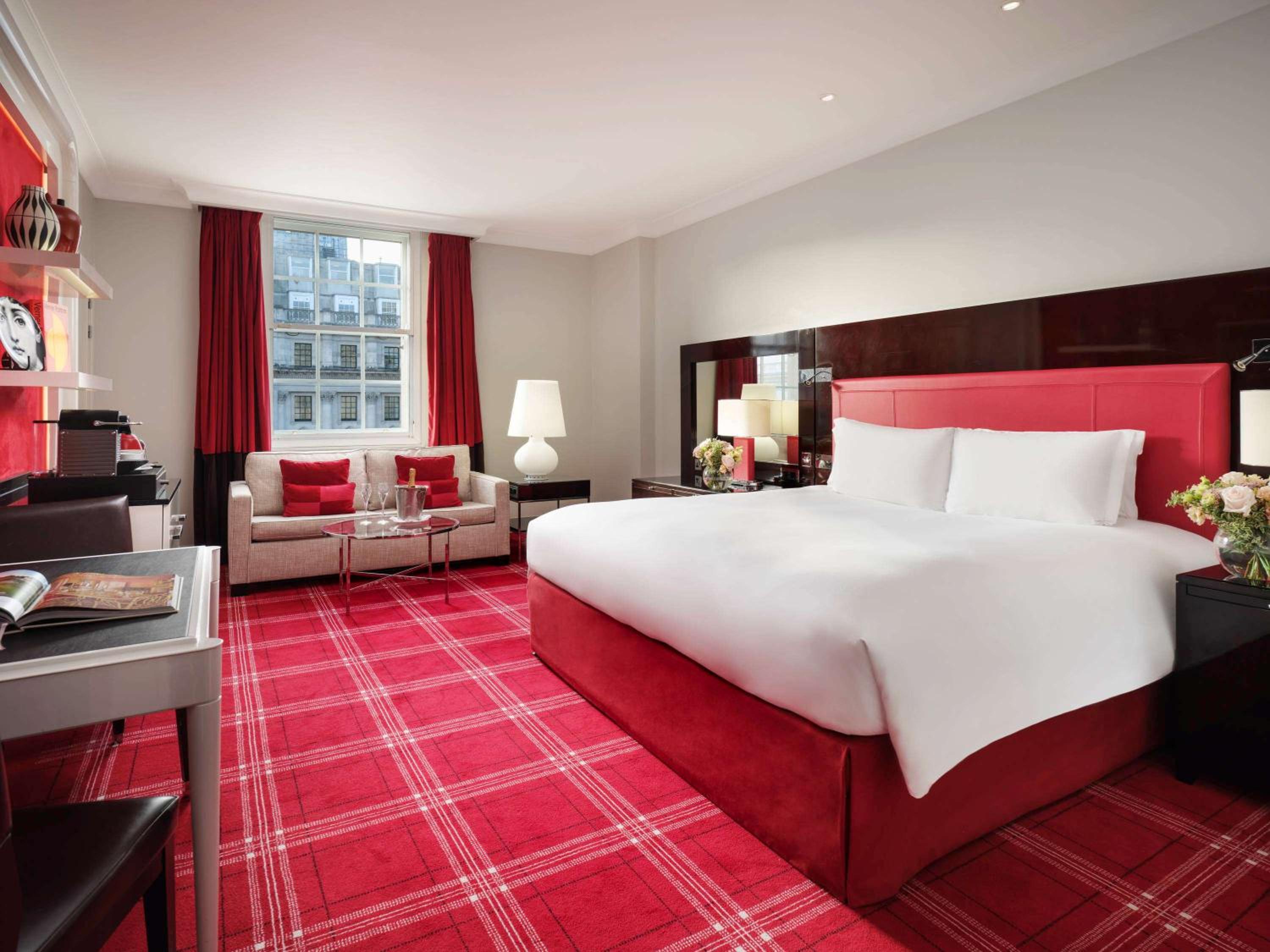 Junior King Suite with Lounge Space and Waterloo Place View