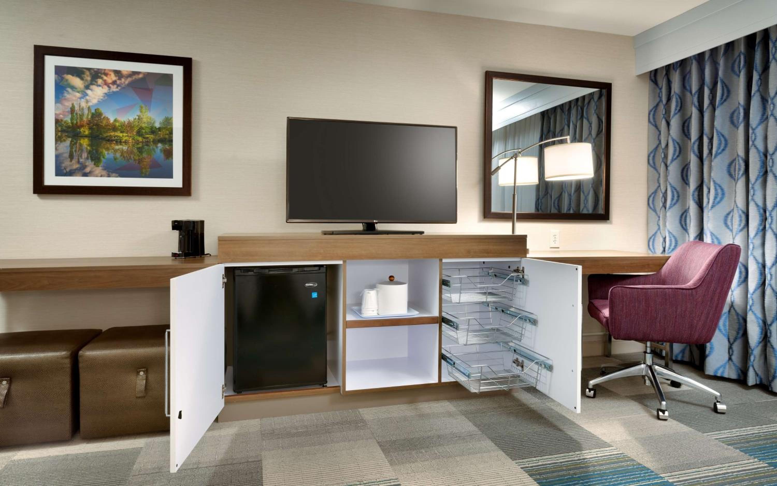 King Room with Accessible Tub - Mobility and Hearing Access/Non-Smoking