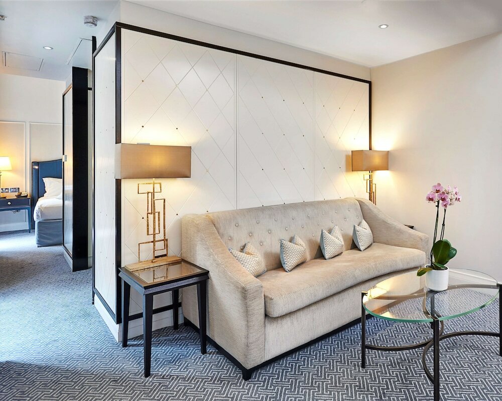 Suite, 1 King Bed (Fashion Break)