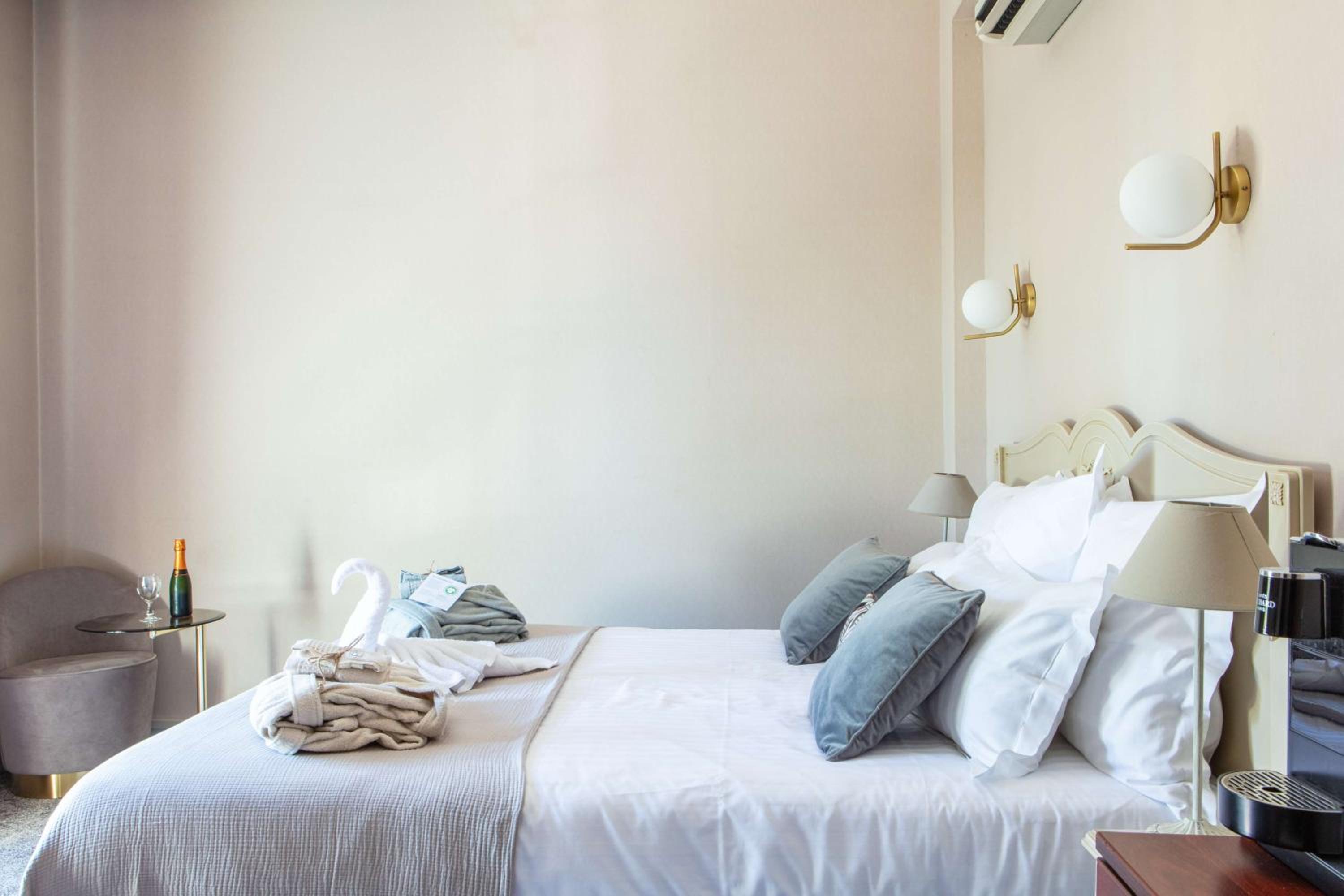 Deluxe King Room with River View - Non-Smoking