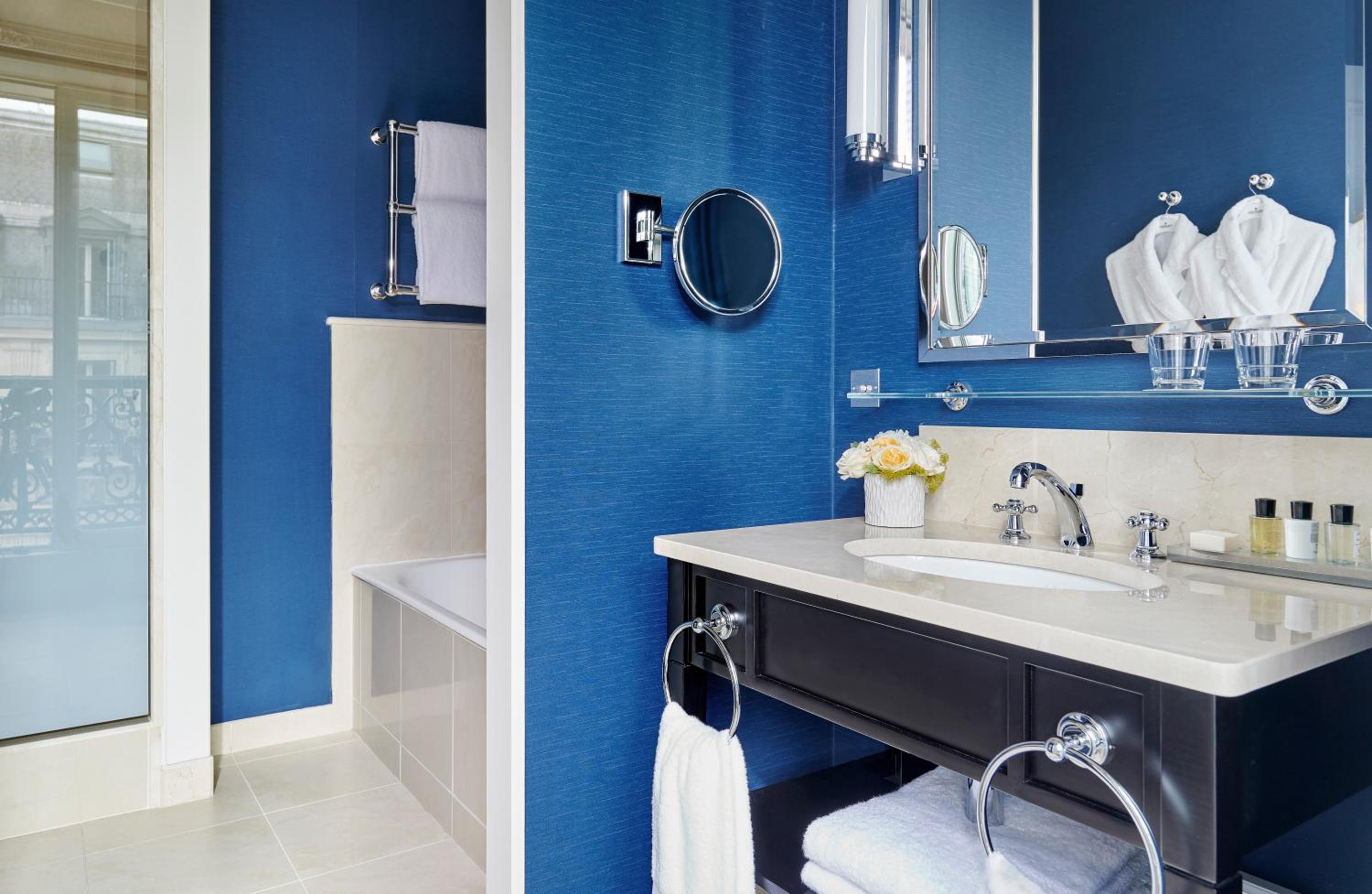 Classic Queen Room with Club Lounge Access