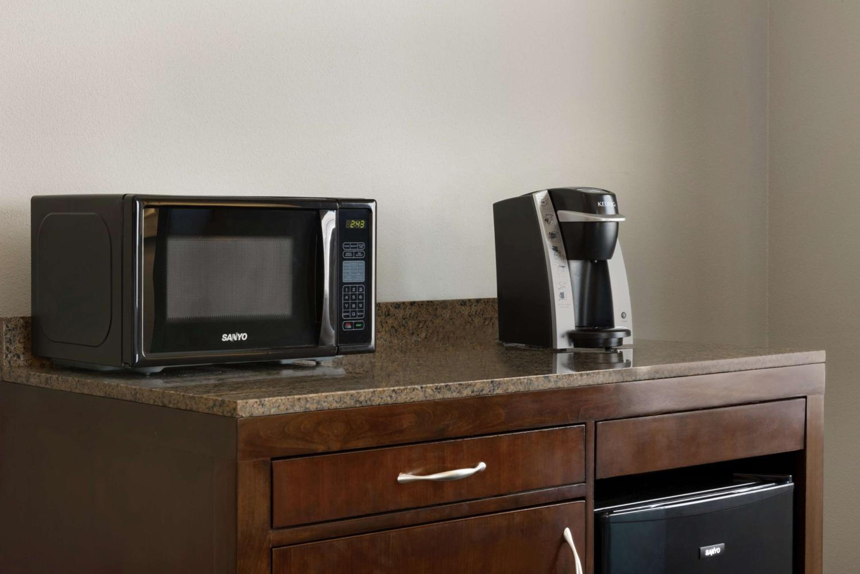 King Room with Roll-In Shower - Mobility Access