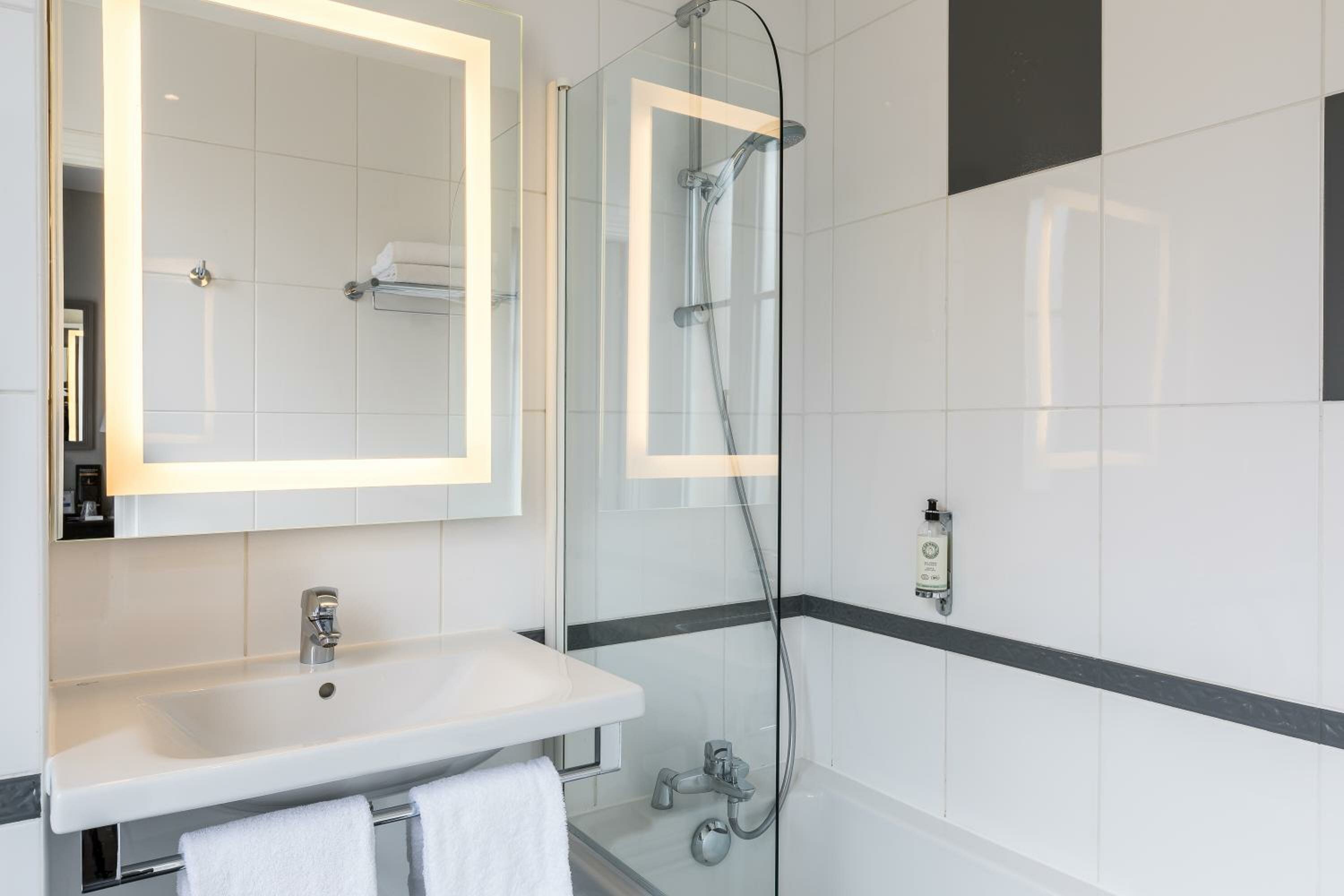 Classic Queen Room with Garden View