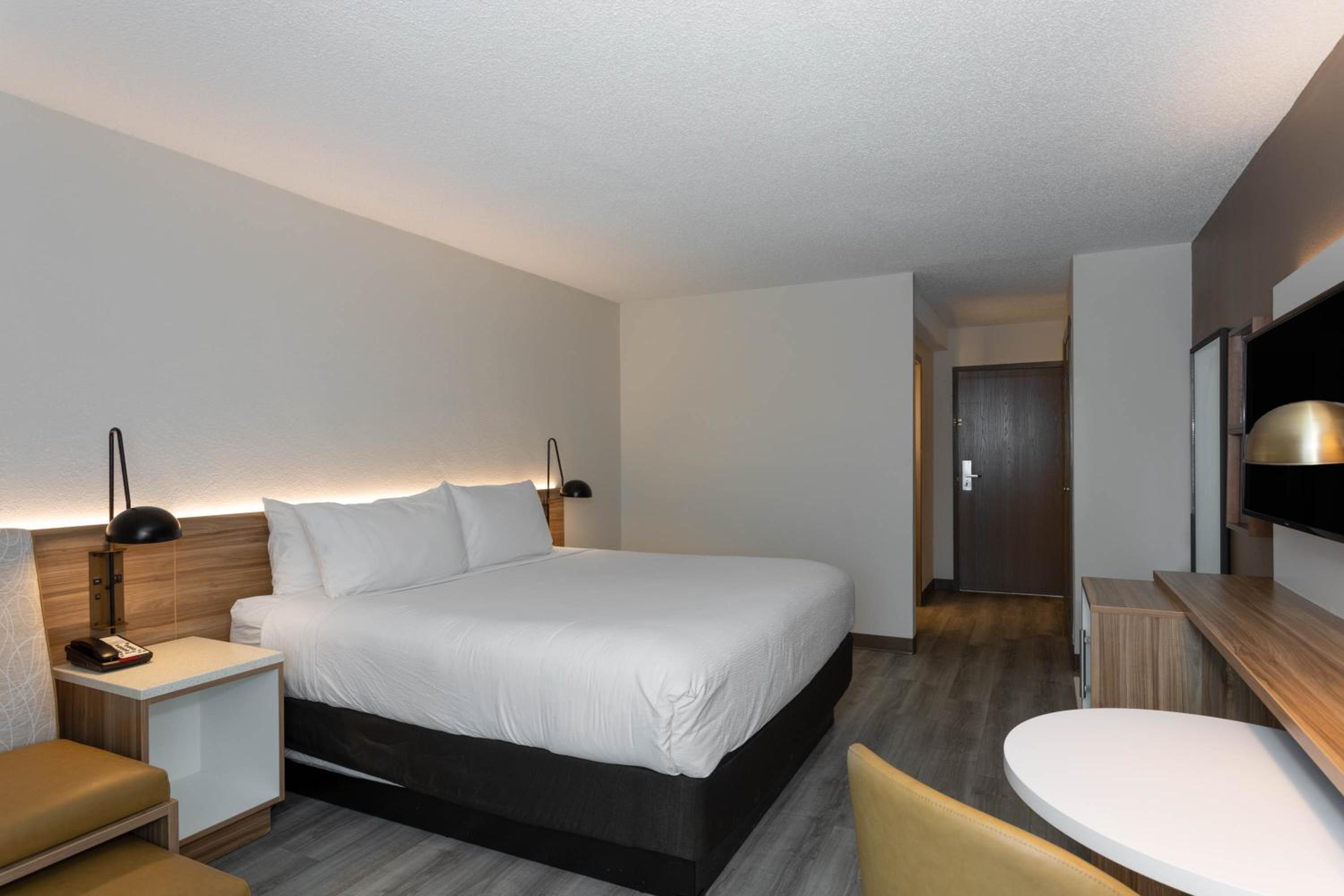 King Room with Bath Tub - Mobility Accessible/Non-Smoking
