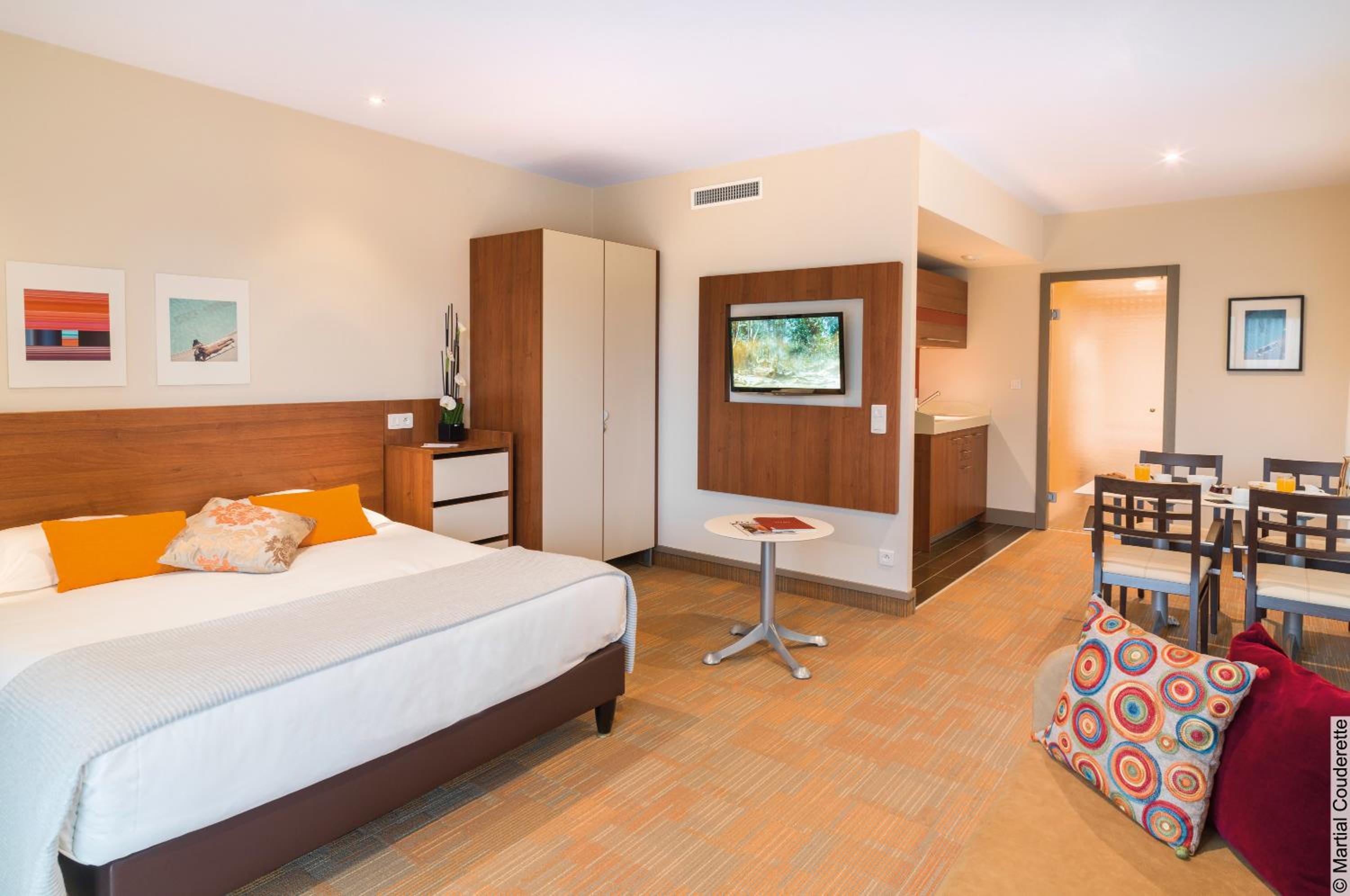 Family Apartment (2 Adults + 2 Children) - Spa and Pool Access Included