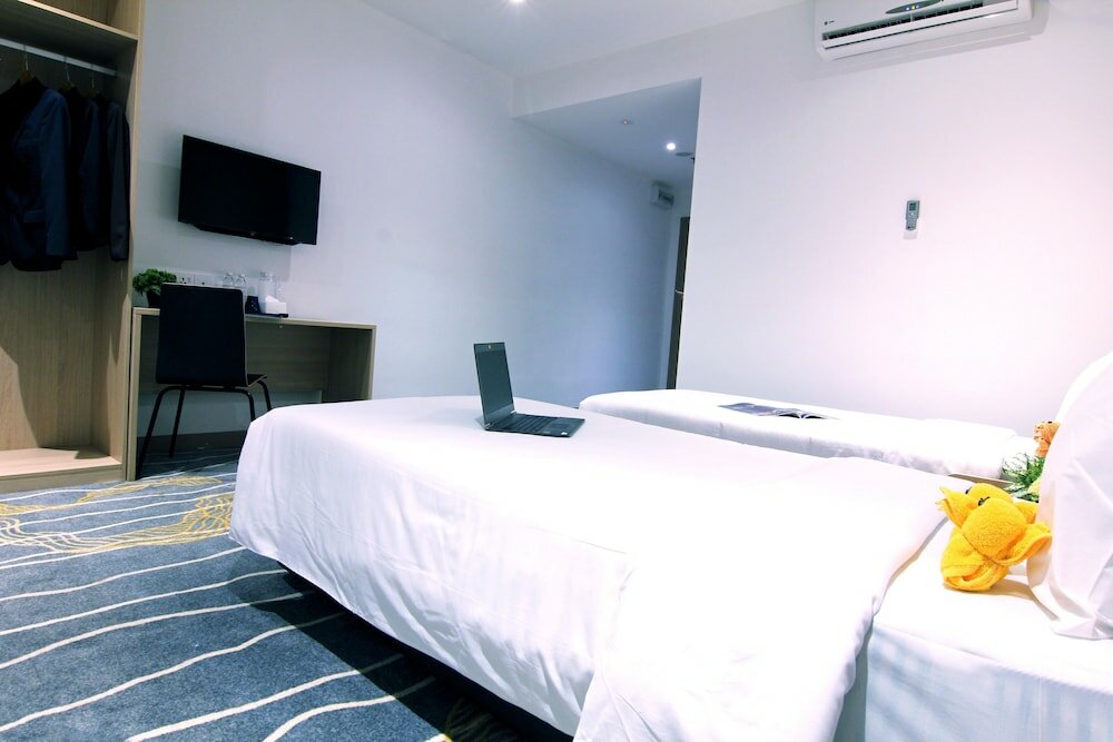 Standard Twin, No Windows