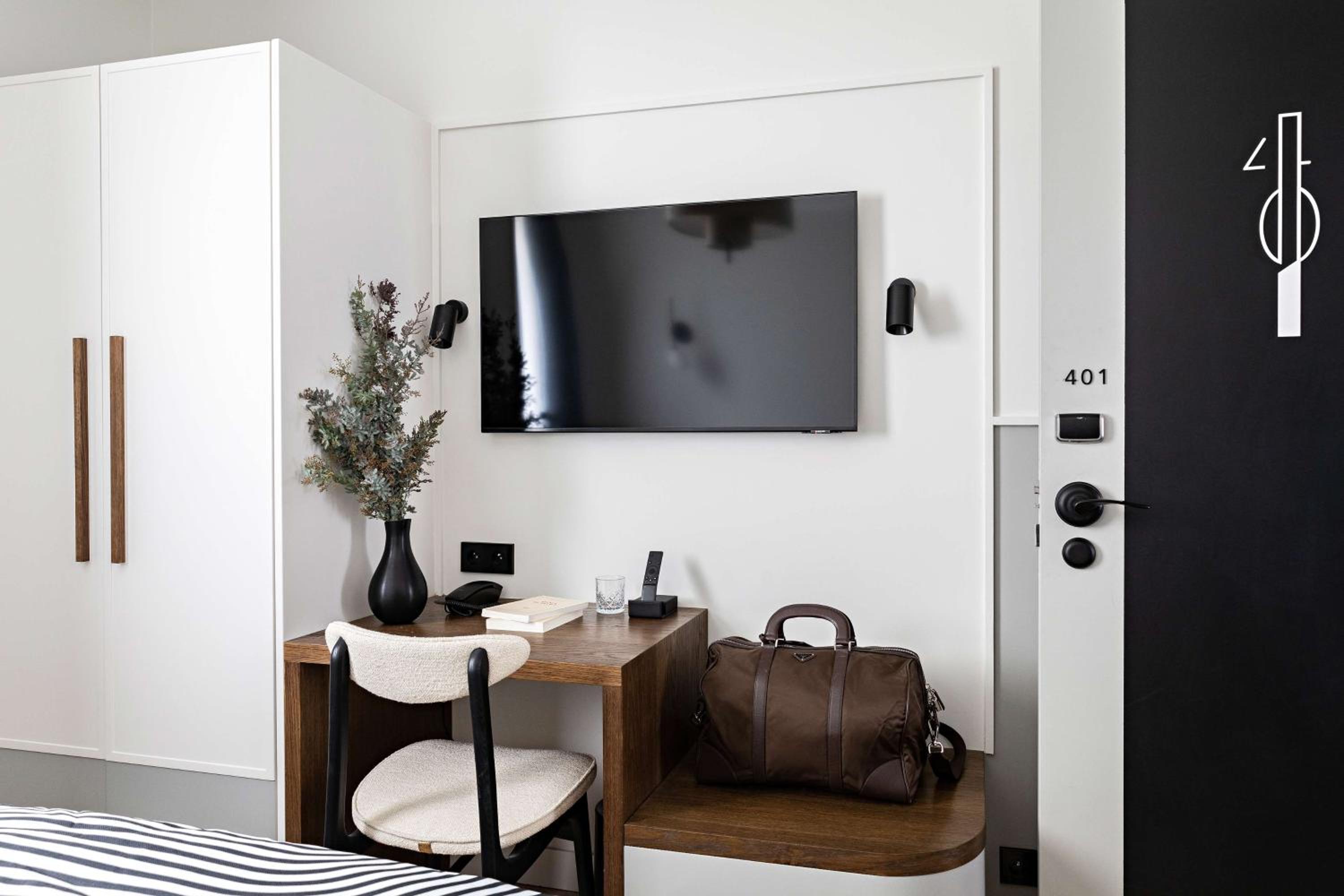 Family Room with Connection Rooms - Non-Smoking