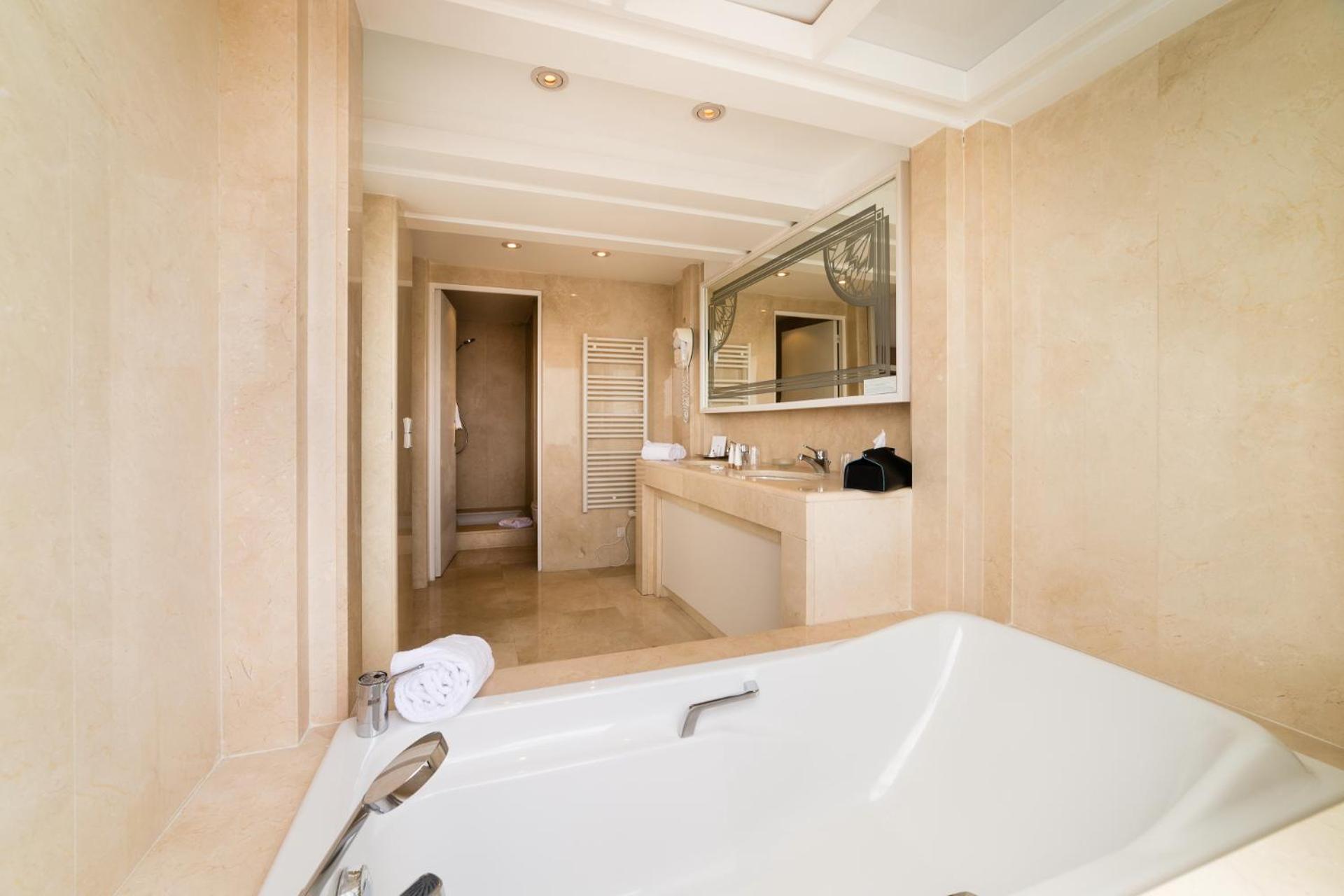 Junior Suite with City View