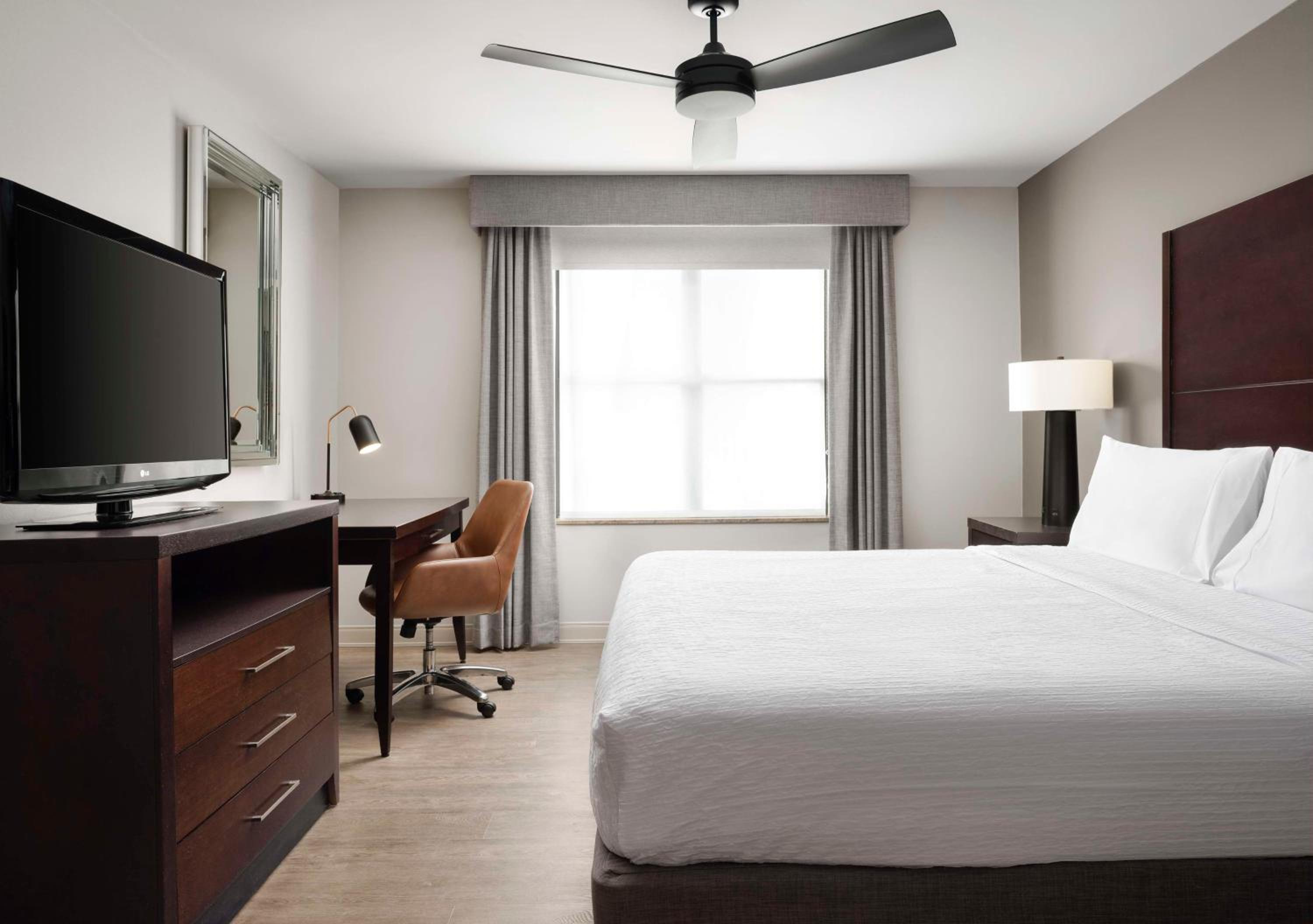 King Suite with Accessible Tub - Mobility and Hearing Access/Non-Smoking