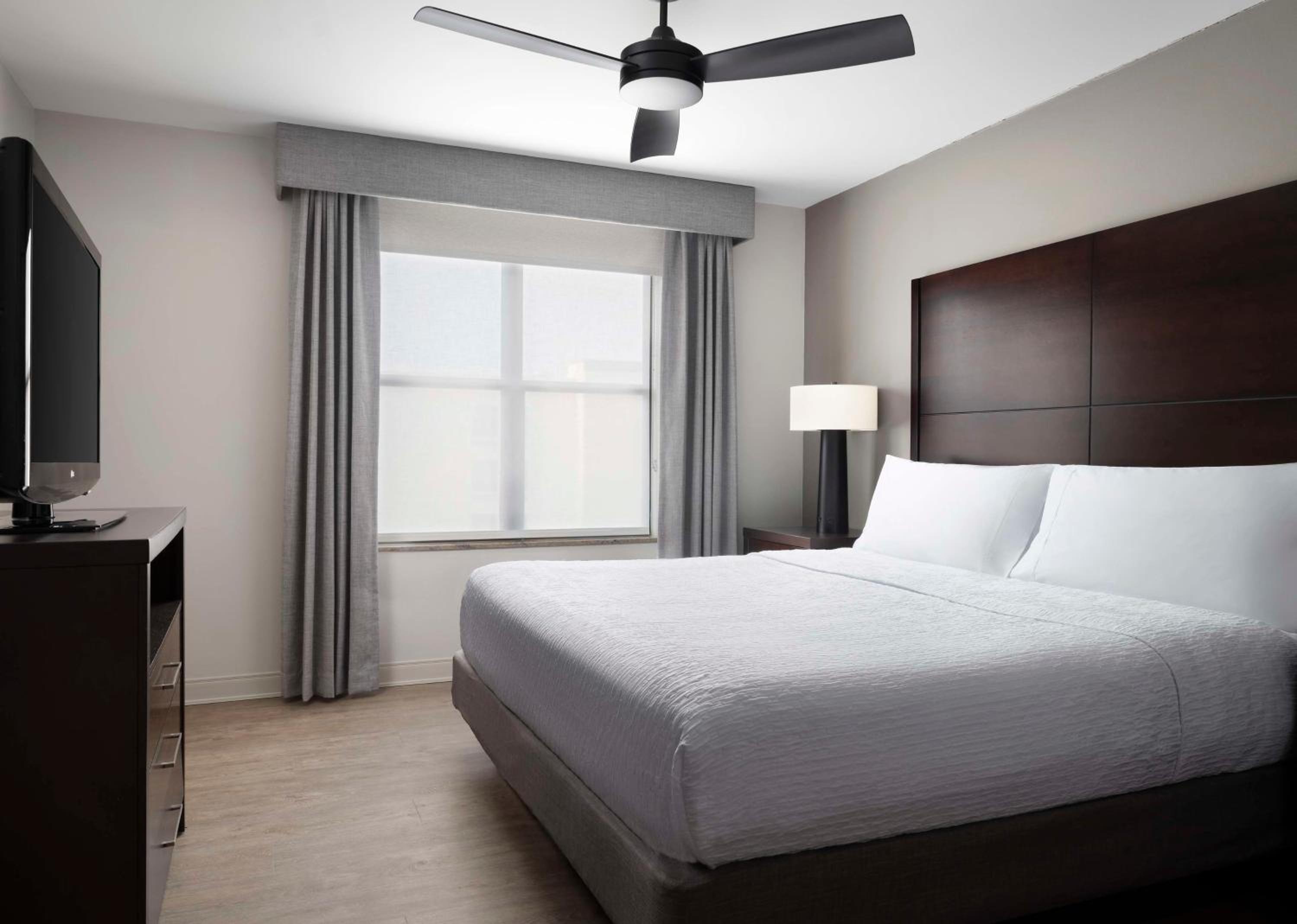 King Suite with Accessible Tub - Mobility and Hearing Access/Non-Smoking