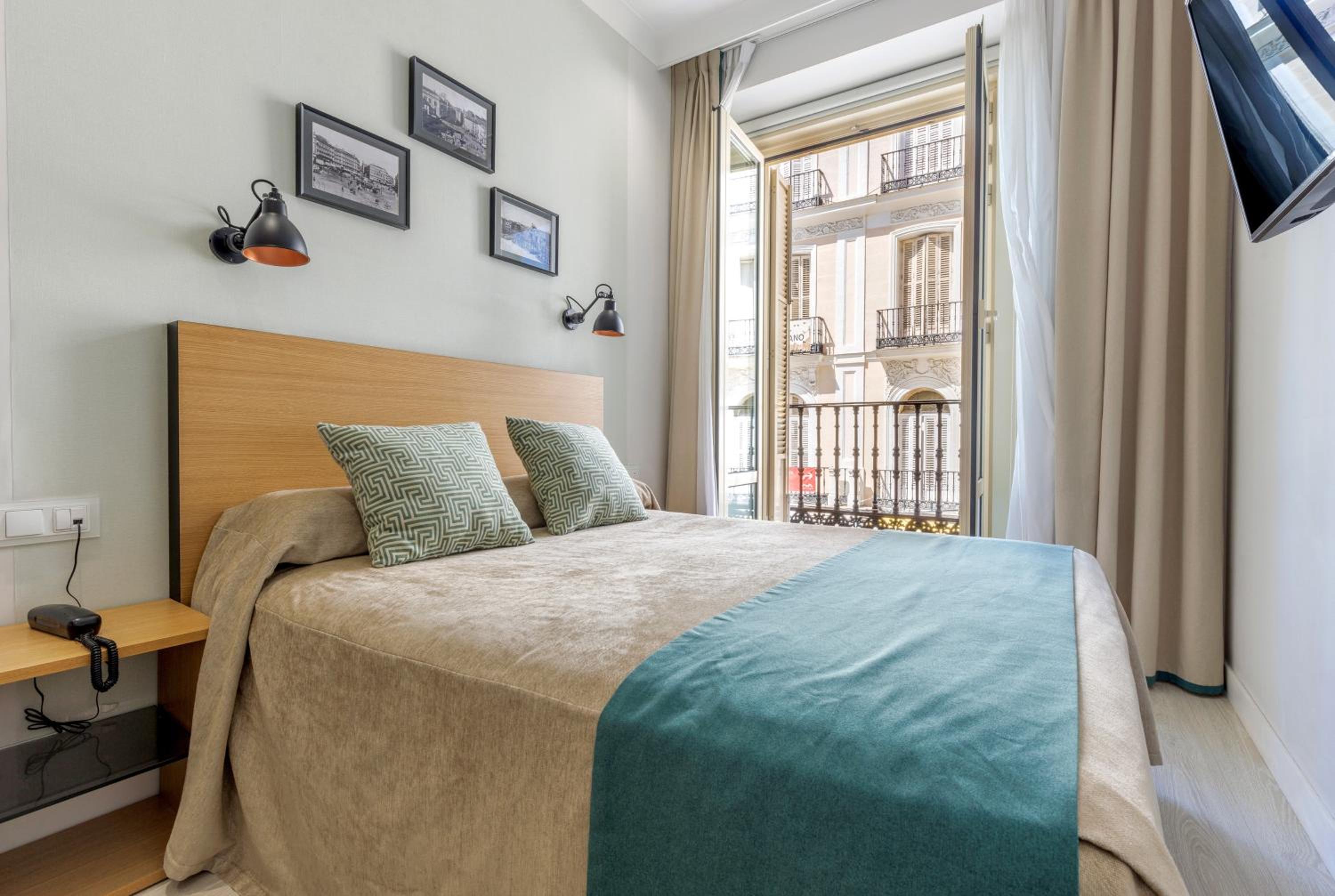 Single Room with Puerta del Sol Views