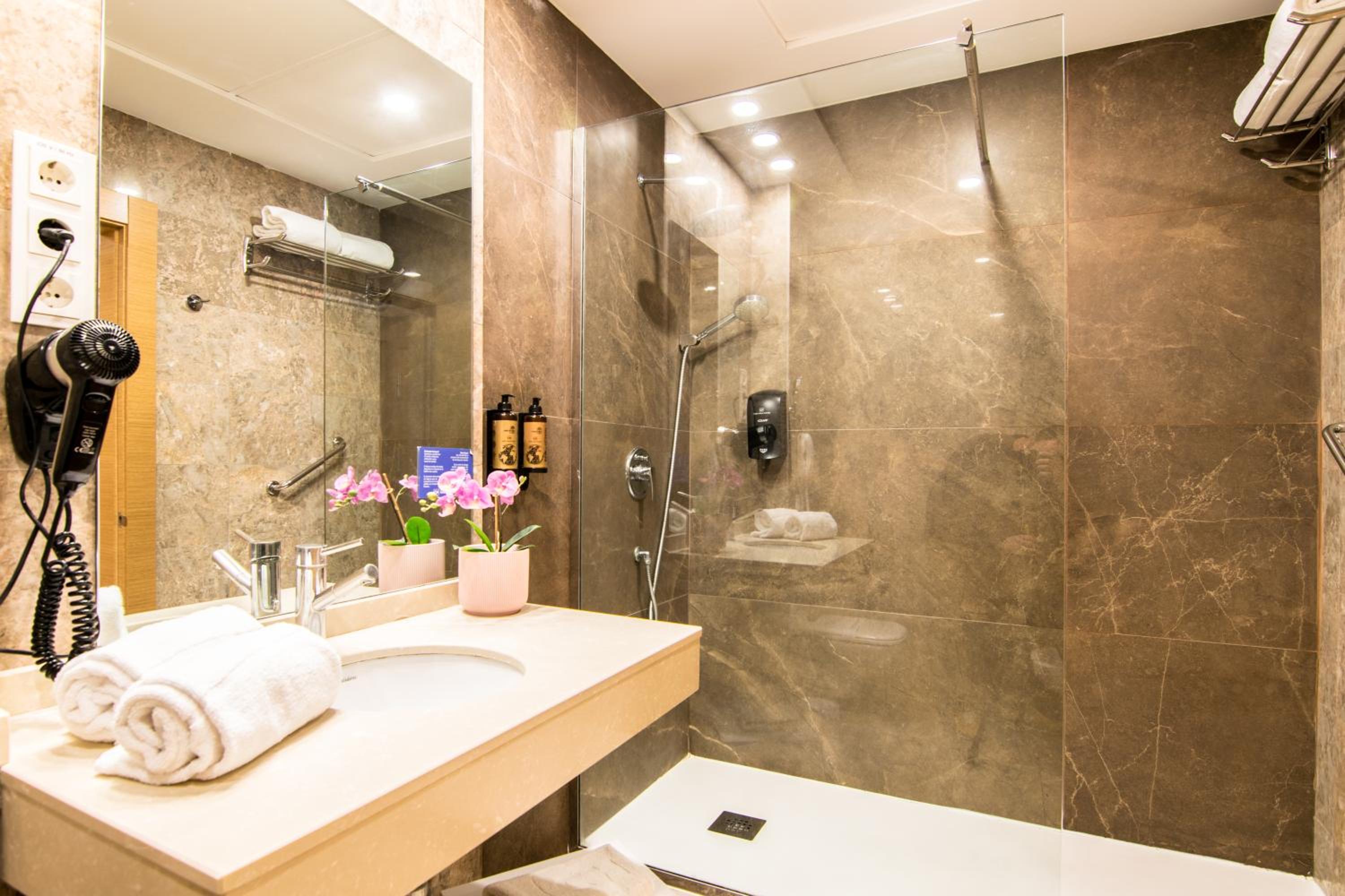 Deluxe Room (2 Adults + 1 Child)